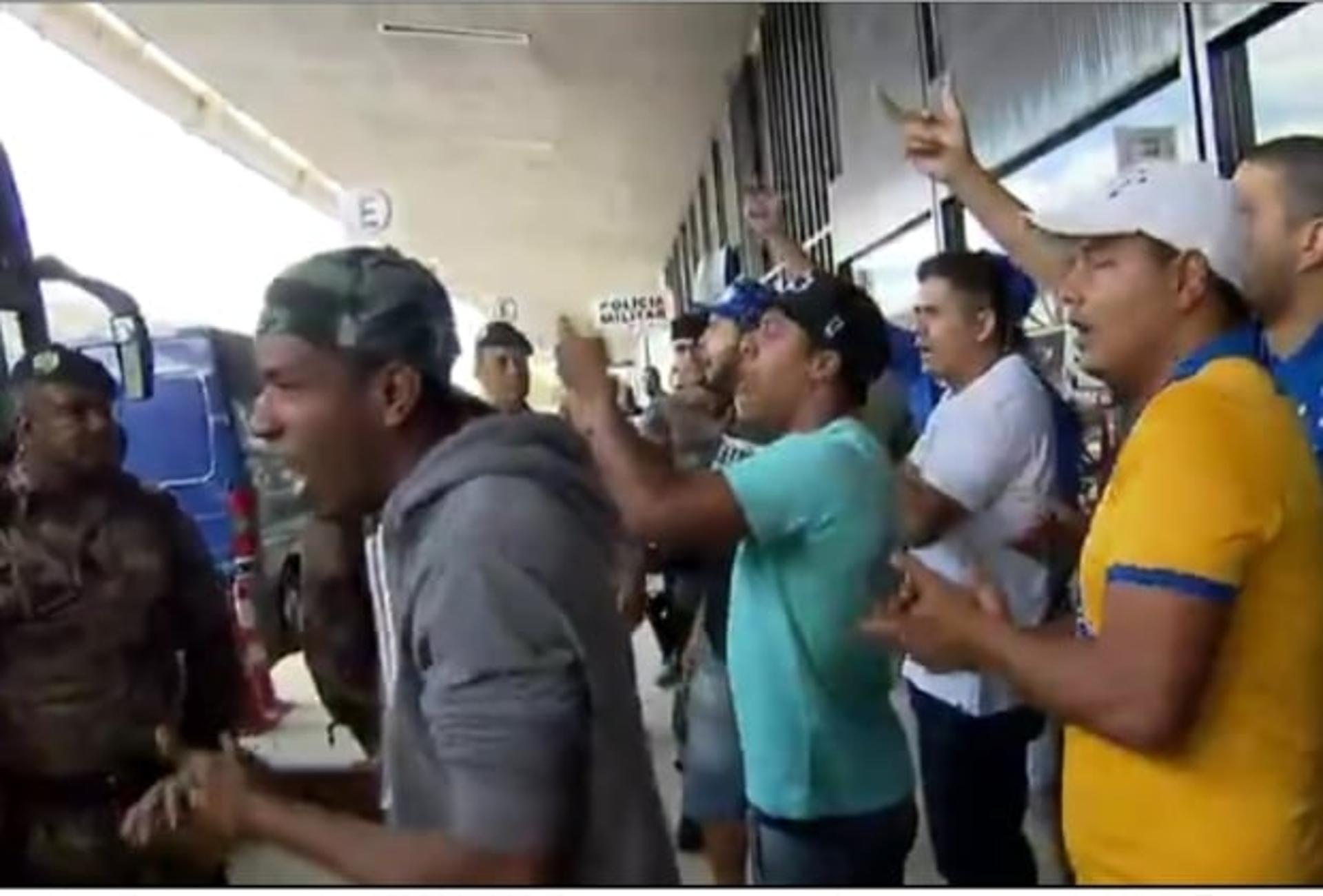 Protesto da torcida do Cruzeiro em Confins (Foto: Reprodução / TV Globo Minas)