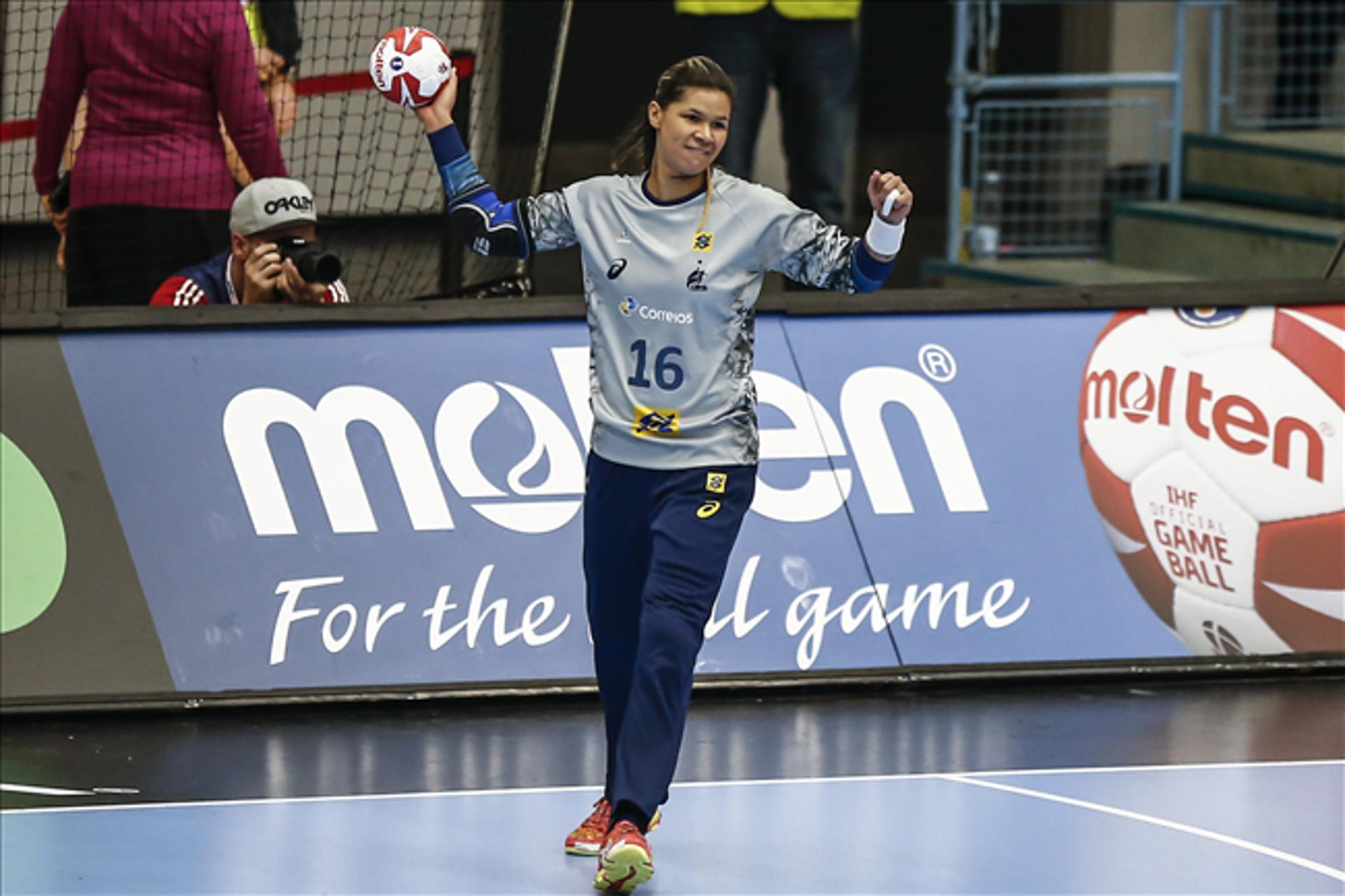 Seleção feminina conquistou a vitória depois do tropeço de domingo. Foto: Divulgação CBHb