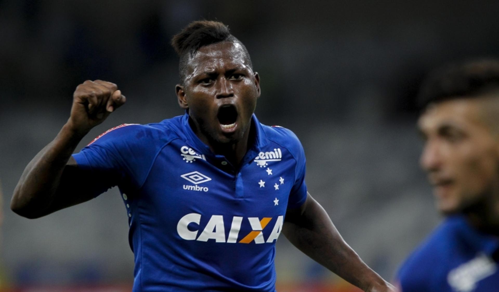 Riascos - Cruzeiro durante jogo (Foto: Washington Alves / LightPress)