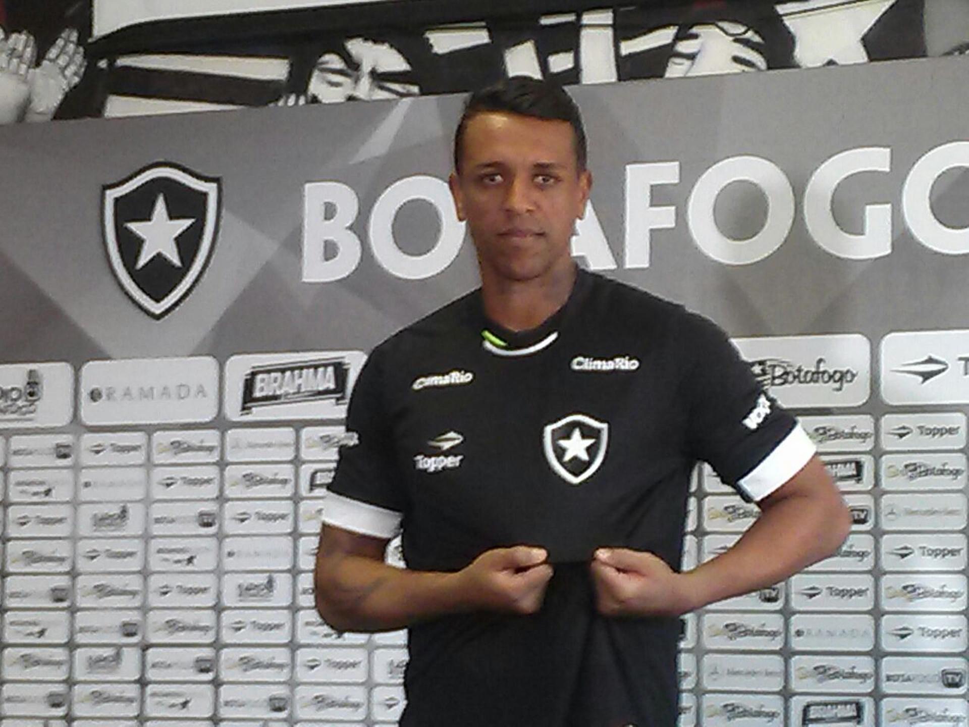 Sidão é apresentado no Botafogo