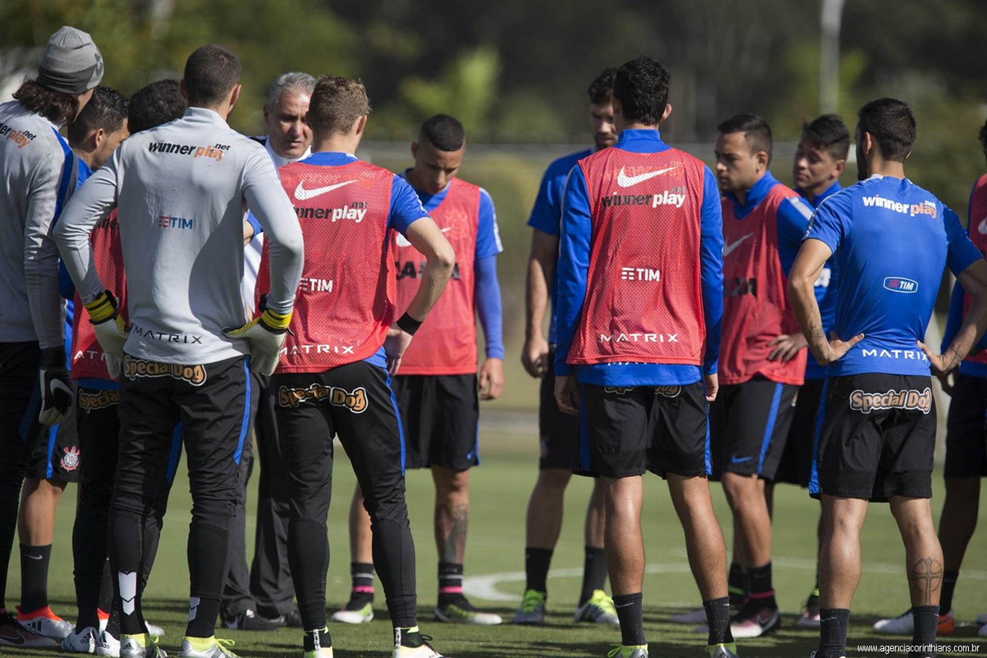 Tite conversando com reservas do elenco corintiano (Foto: Daniel Augusto Jr)