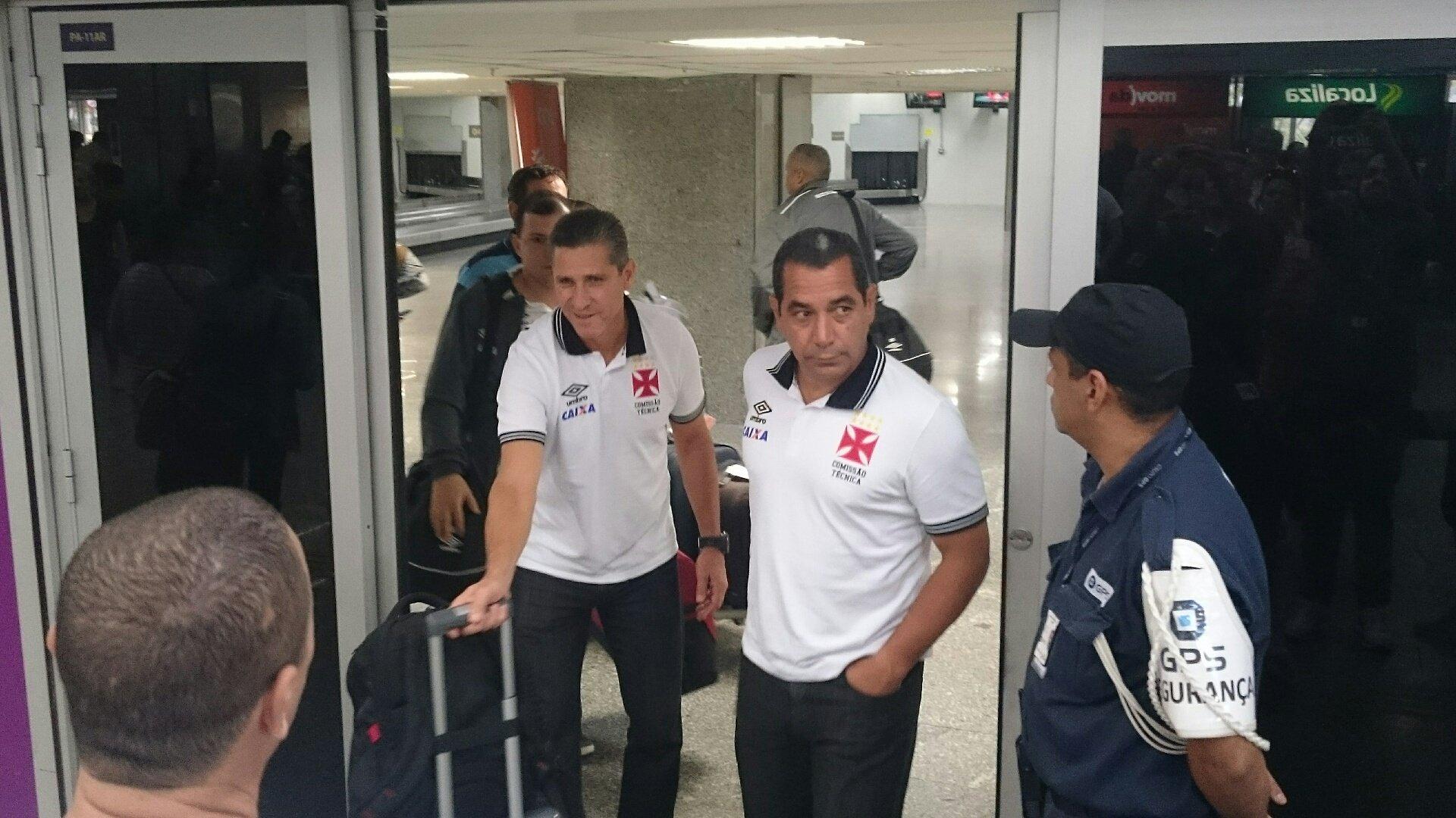 Jorginho e Zinho durante desembarque do Vasco nesta quarta-feira no Galeão (Foto: David Nascimento/LANCE!Press)