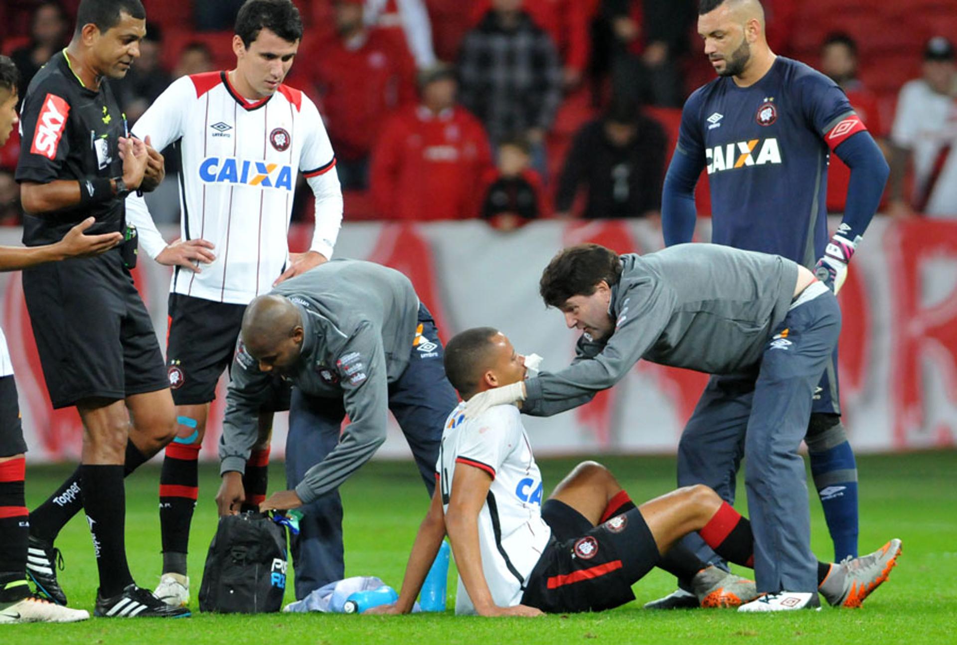 Cleberson saiu machucado, em lance que rendeu protesto de Paulo Autuori no revés do Atlético-PR para o Internacional