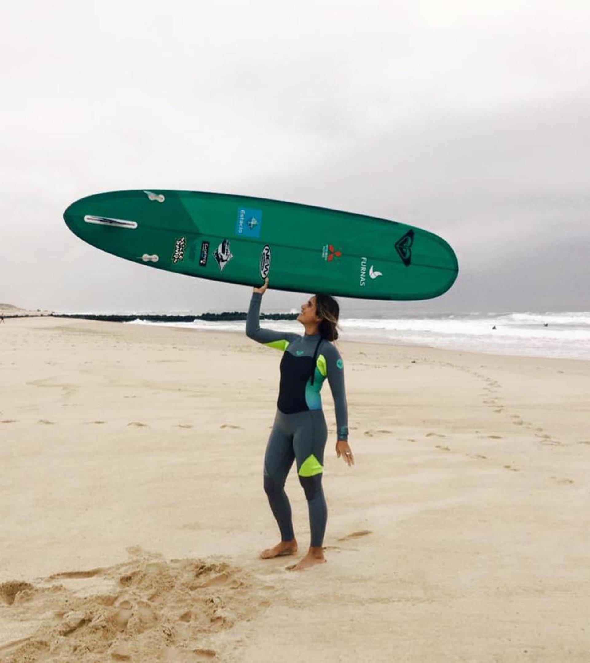 Surfista Chloé Calmon na França