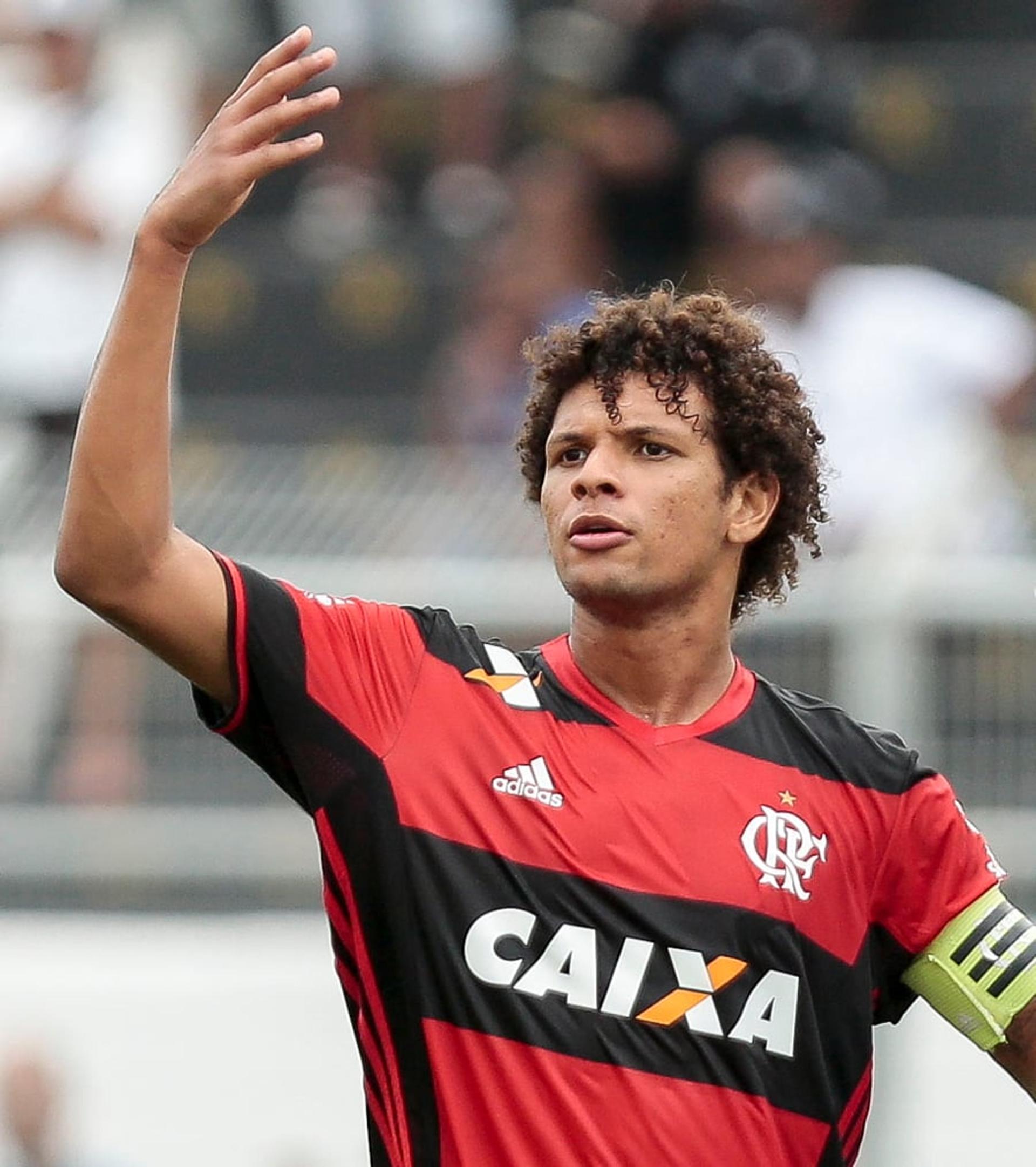 Alvo de polêmica judicial, Willian Arão joga pelo Flamengo, um ano após defender o Botafogo