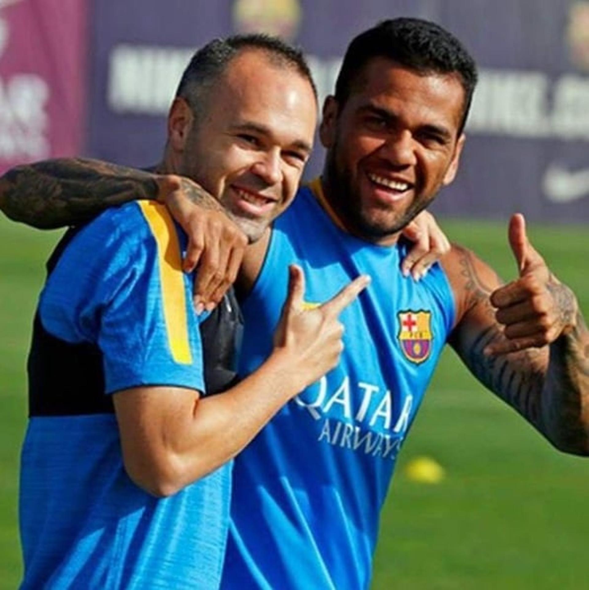 Iniesta e Daniel Alves / Reprodução