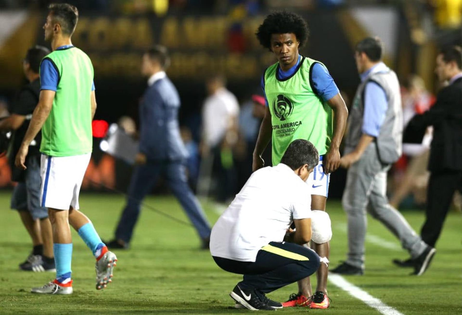 Willian deixa jogo da Seleção com gelo no joelho