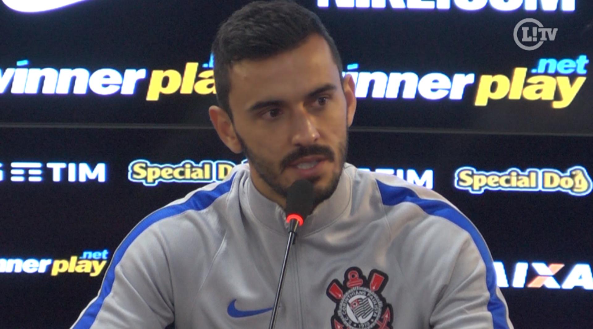 Uendel em coletiva no Corinthians