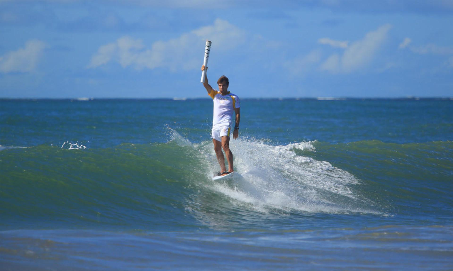 Carlos Burle surfou com a tocha olímpica no nordeste do país nesse ano (Foto: Divulgação)