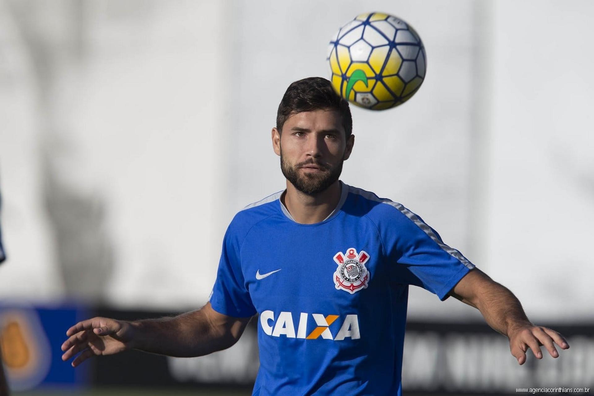 Felipe treinou com bola, mas separado dos demais jogadores (Foto: Daniel Augusto Jr)