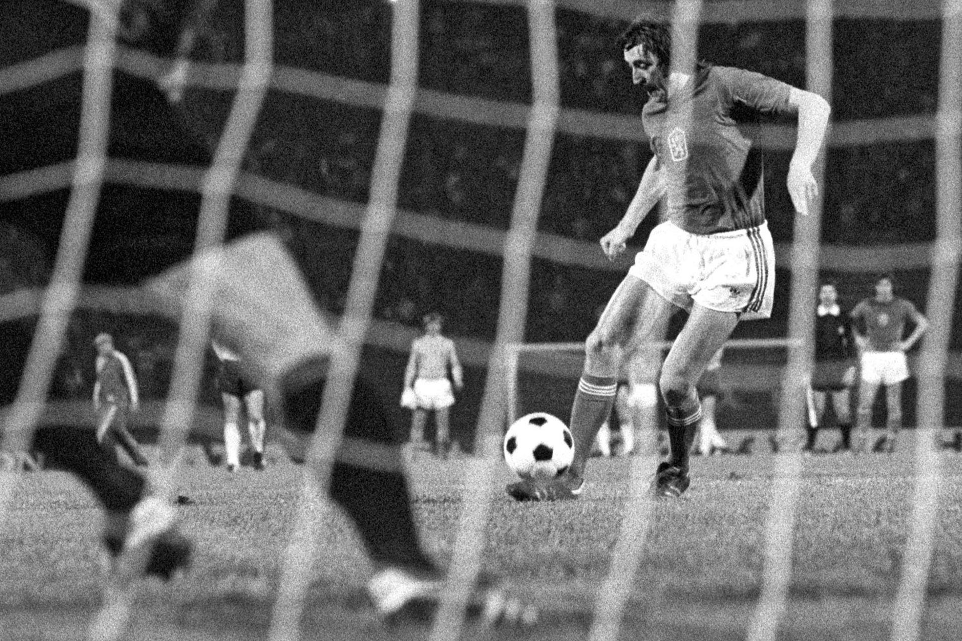 Panenka cobra o pênalti do título da Eurocopa de 1976, contra a Alemanha Ocidental