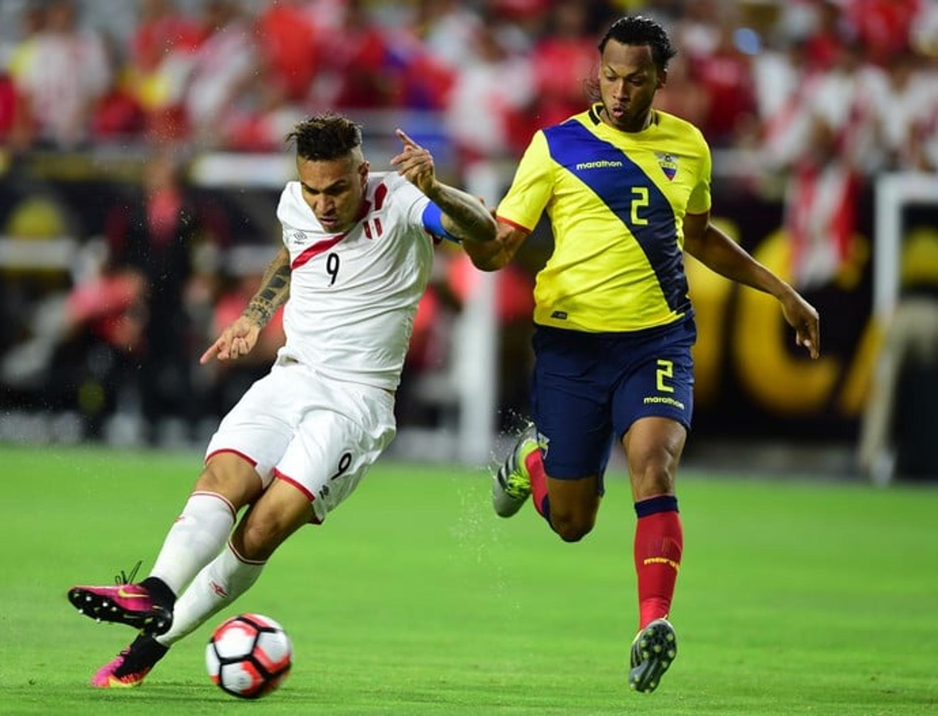 Arturo Mina fica perto de acerto com o Galo