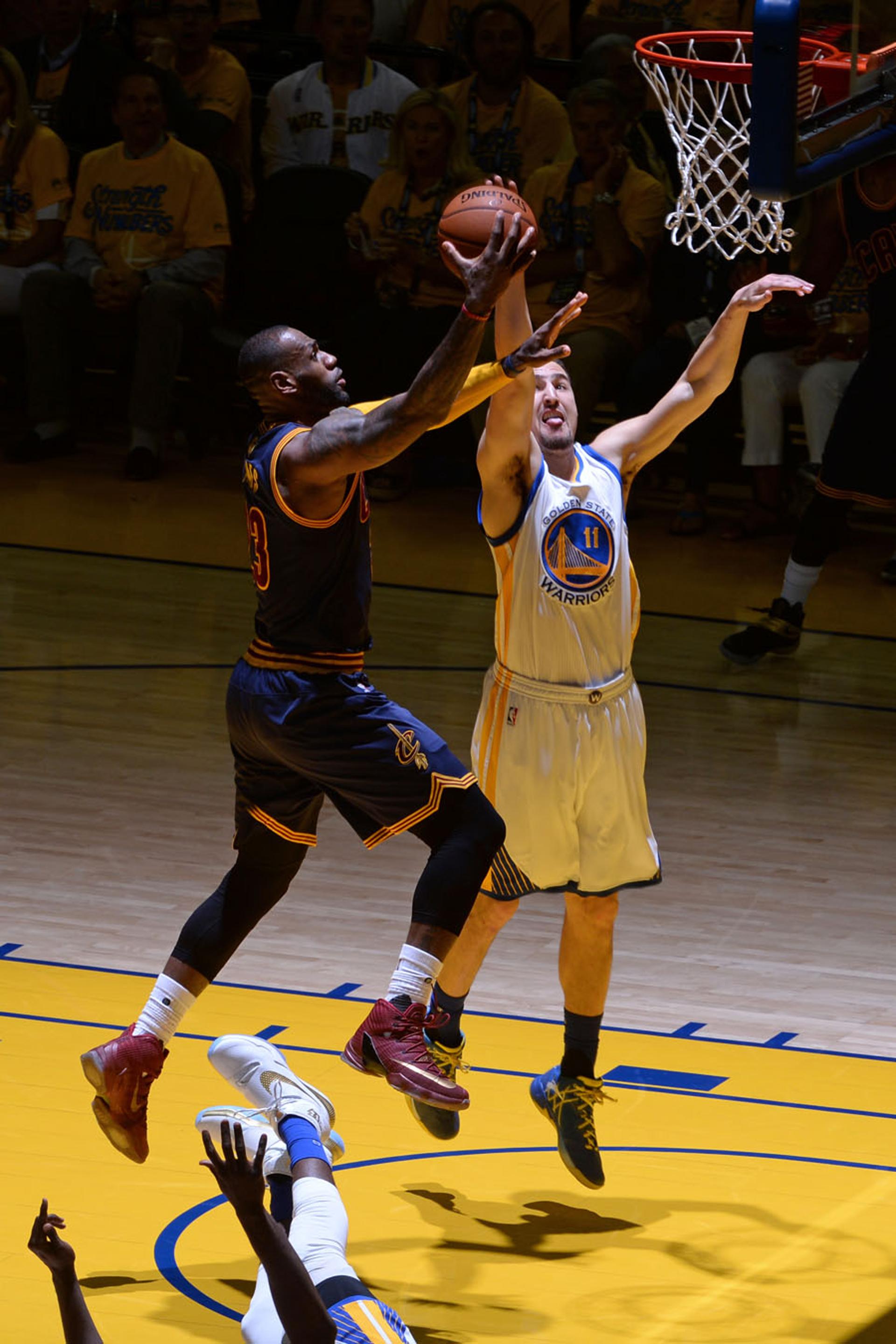 No primeiro jogo o Warriors bateu o Cavaliers, em Oakland