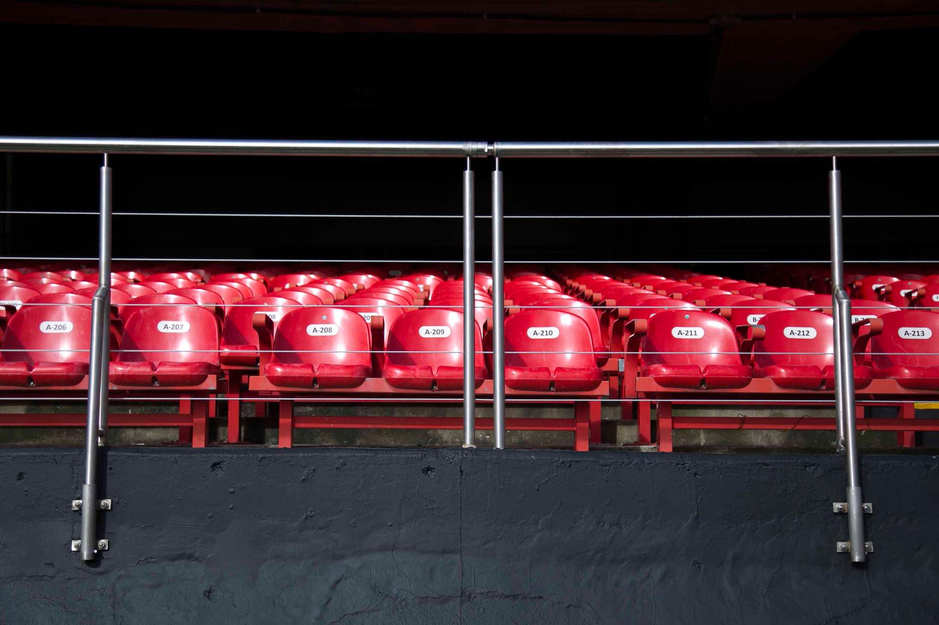 Barras de sustentação foram instaladas para reforçar os guarda-corpos que caíram em jogo contra o Atlético-MG