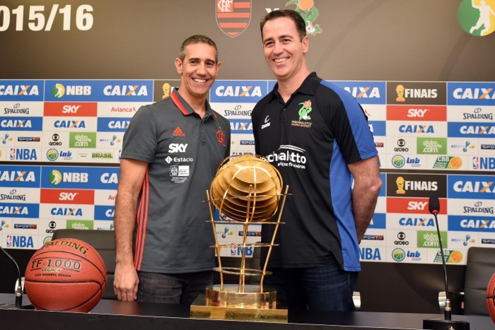 José Neto e Demétrius Ferracciú são os "cérebros" de Flamengo e Bauru no NBB (Foto: João Pires/LNB)