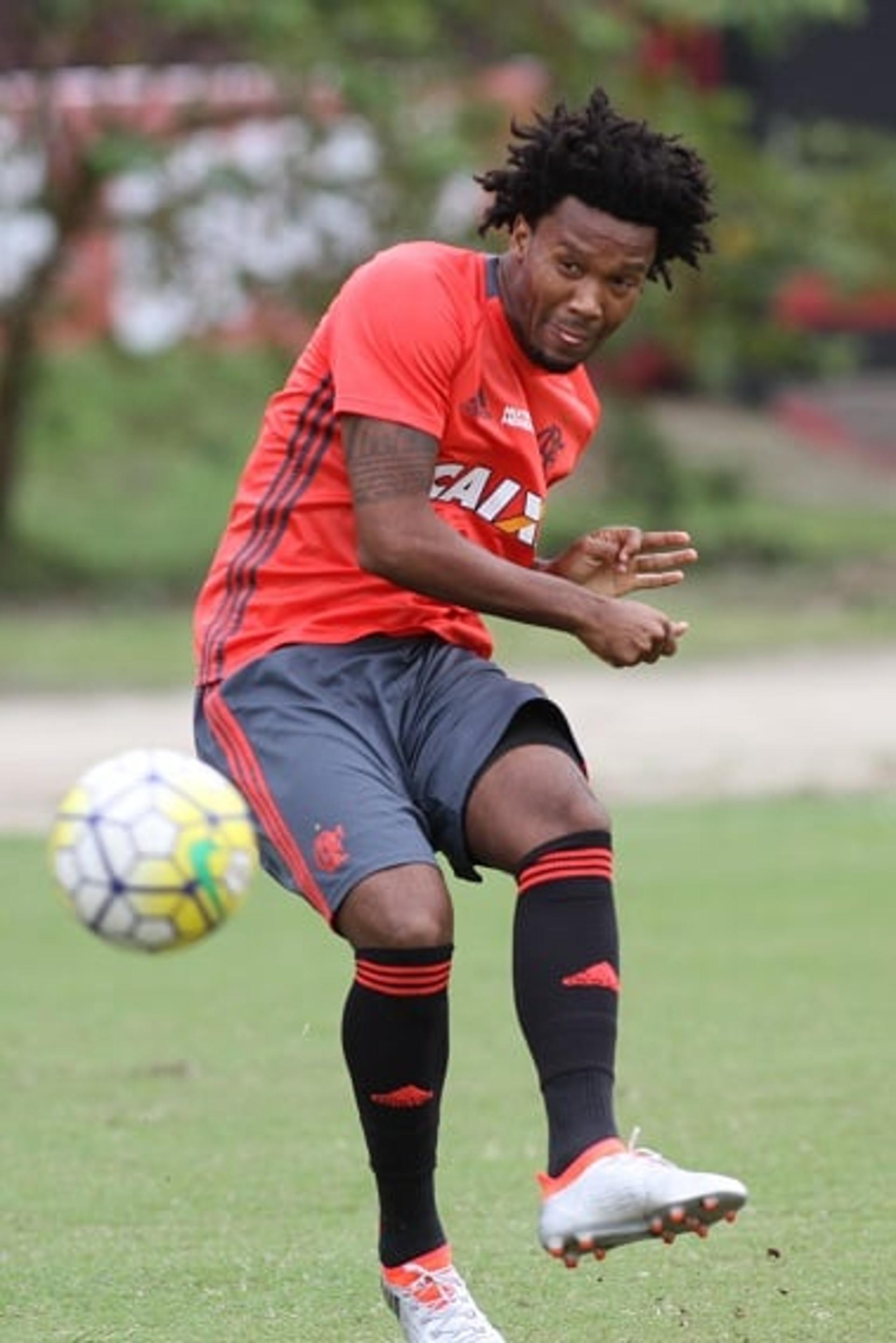 Rafael Vaz em treino de cobranças de falta (Gilvan de Souza / Flamengo)