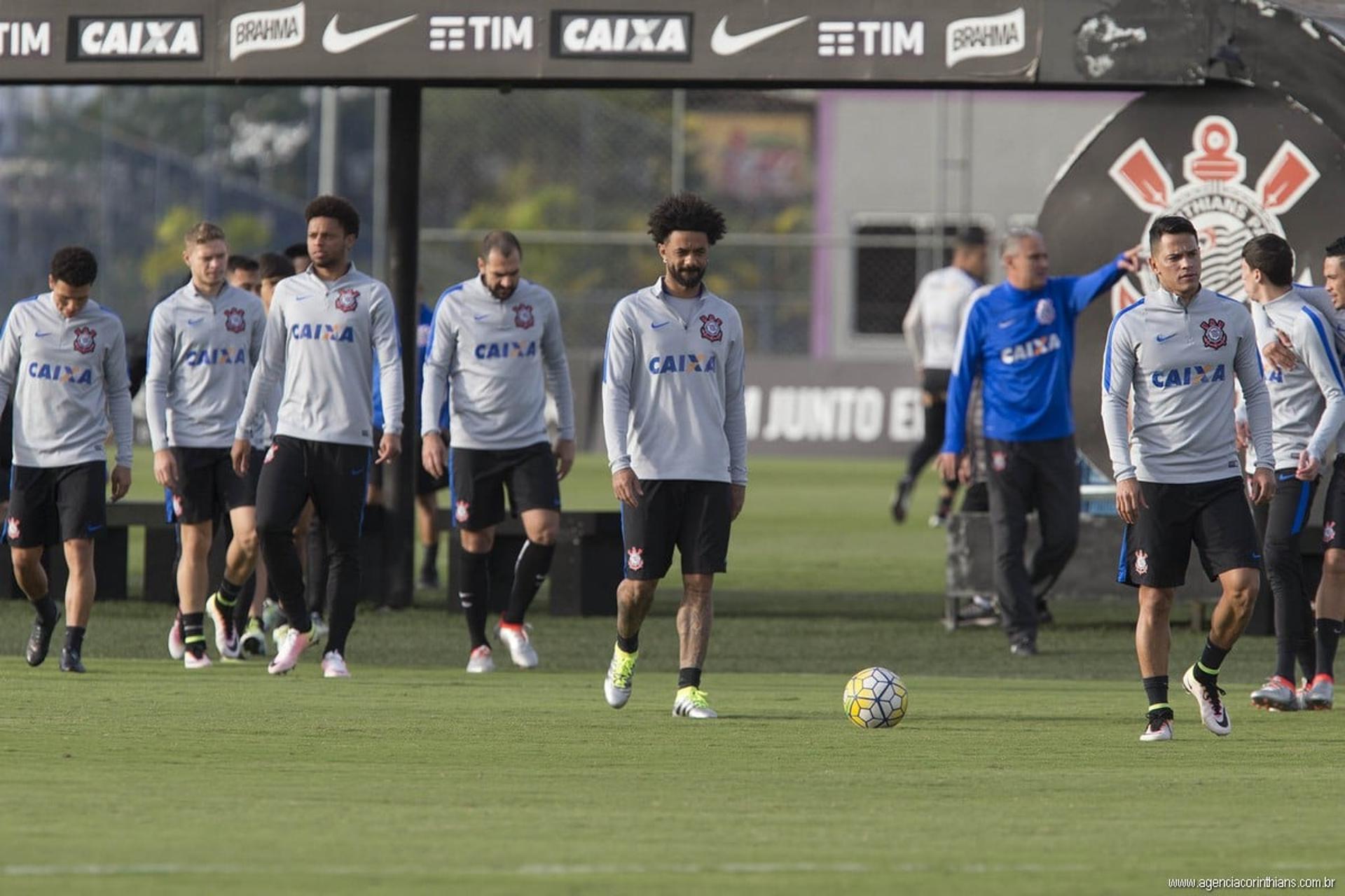 Jogadores do Corinthians em treino no CT Joaquim Grava (Foto: Daniel Augusto Jr)