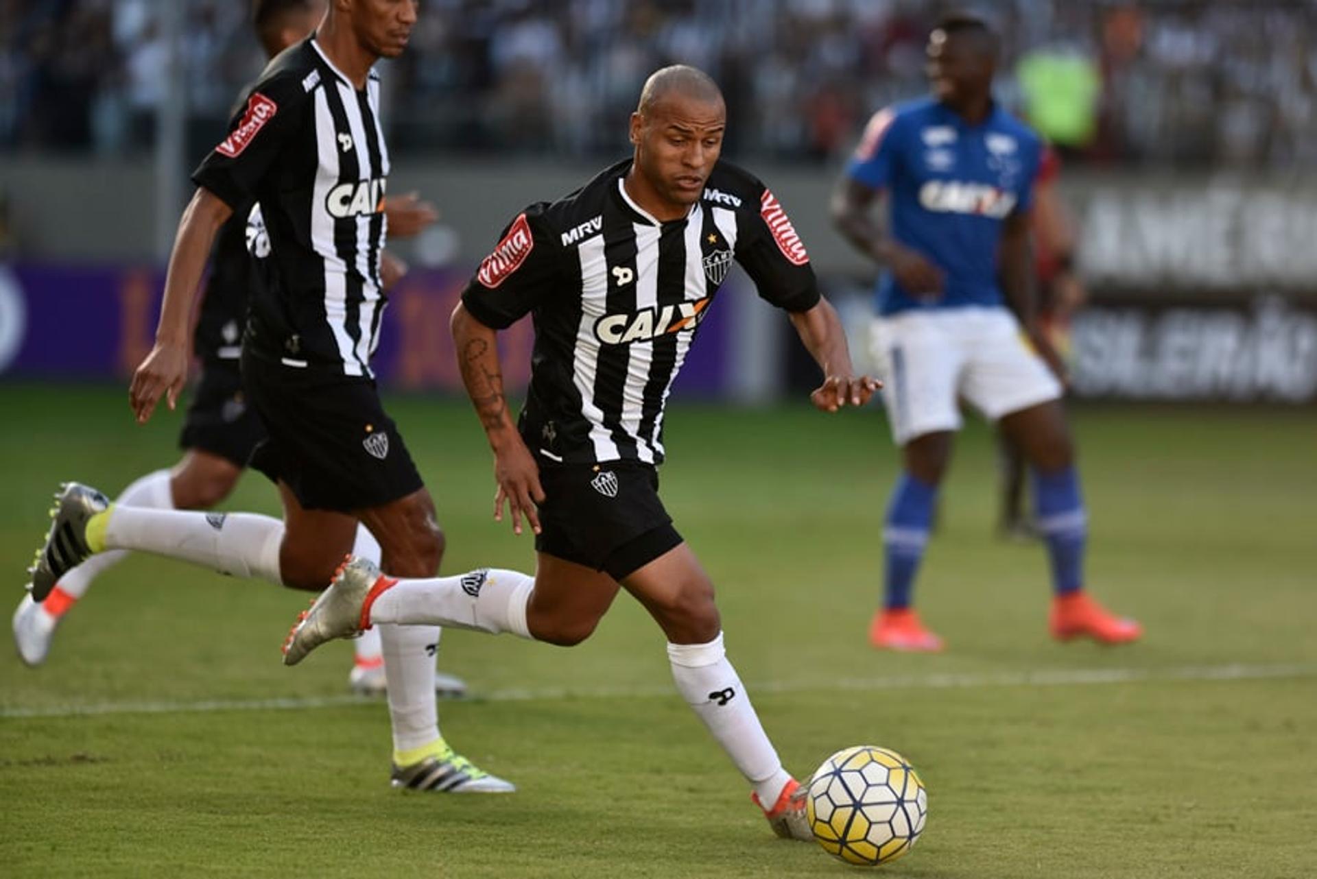 Rivalidade entre Galo e Cruzeiro foi citada com bom humor por Vander Lee