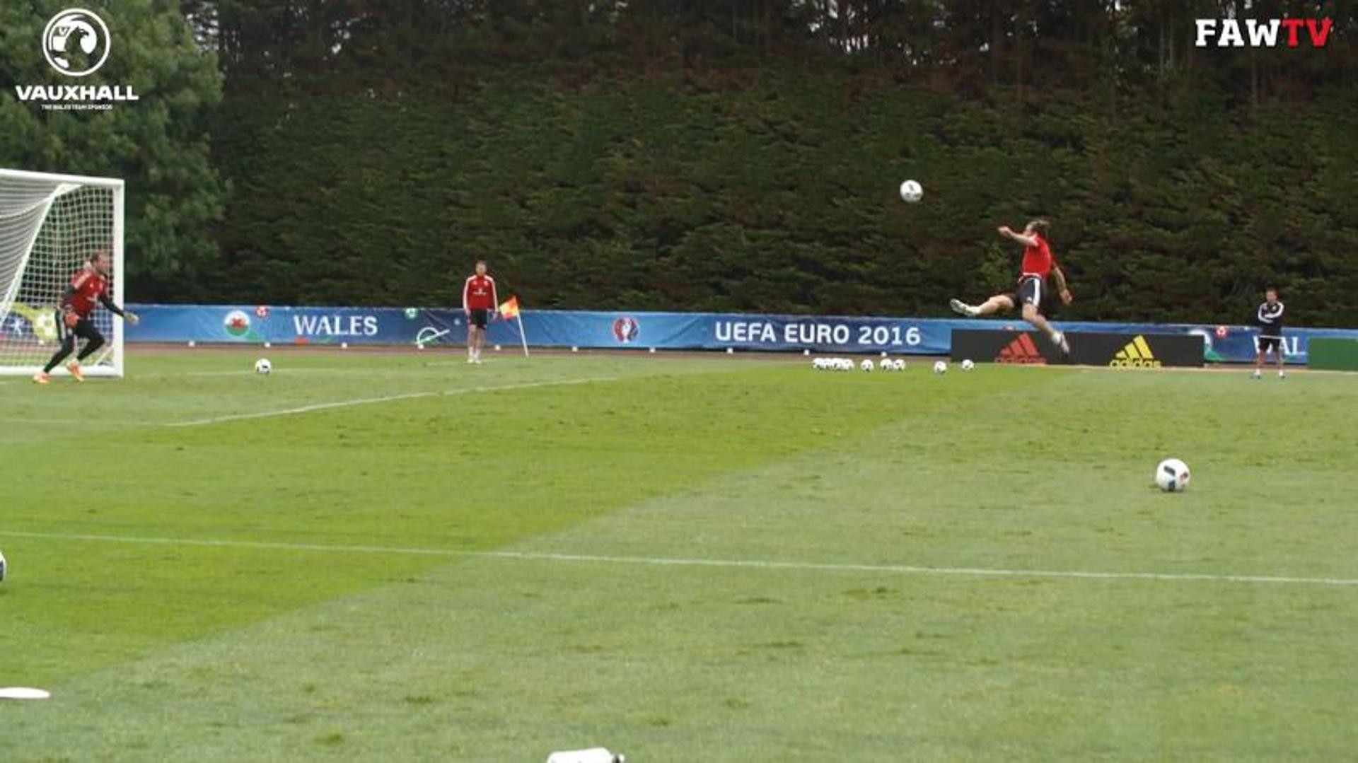 Bale faz golaço de voleio no treino de País de Gales