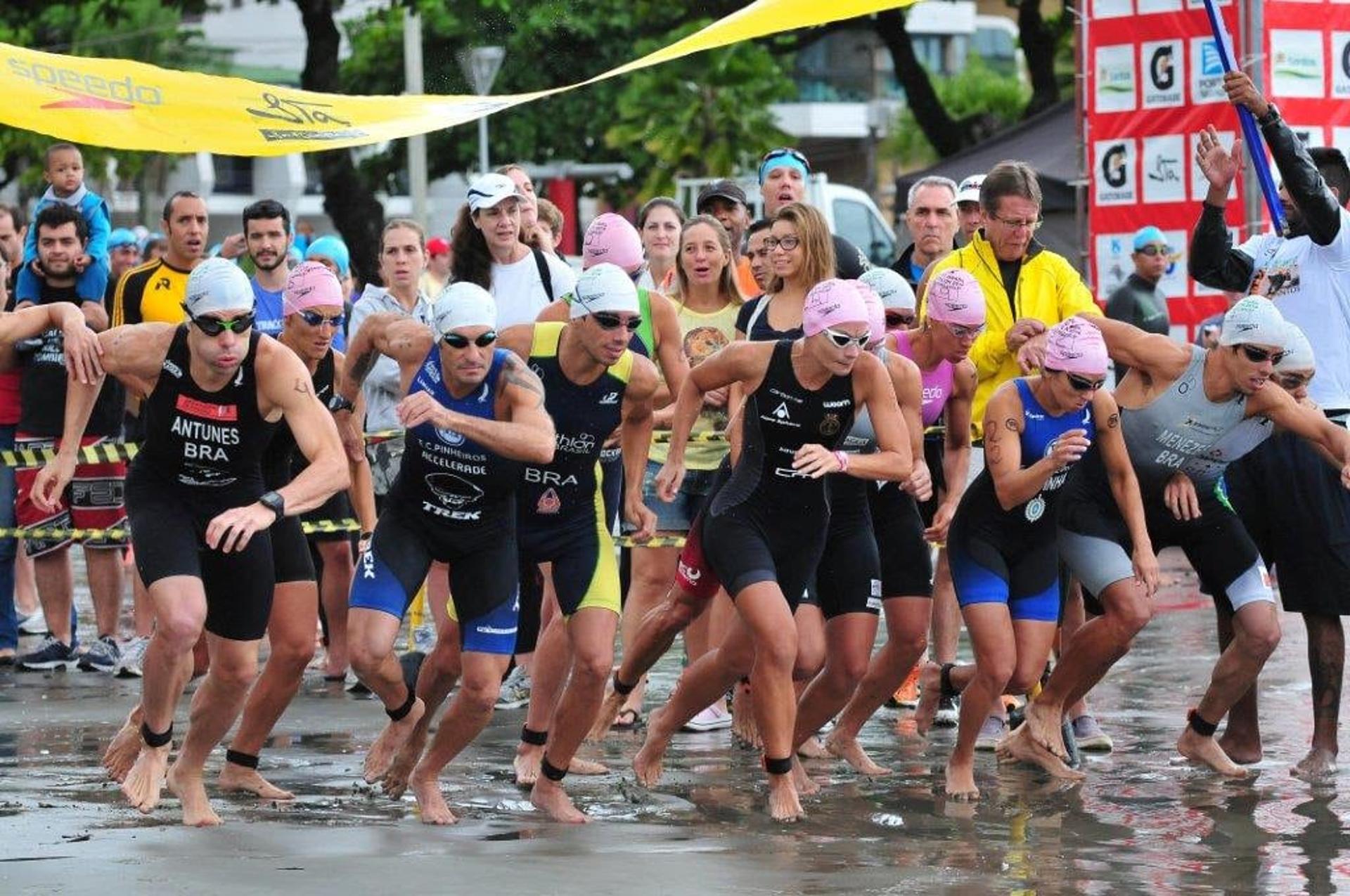 Atletas na largada da primeira etapa do 26º Troféu Brasil de Triathlon, em Santos (Foto: João Pires / Divulgação SantosPress)