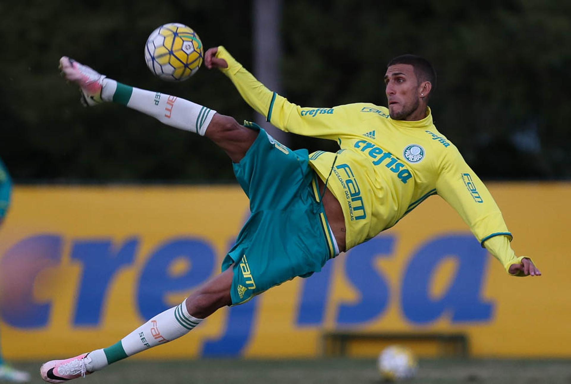 Rafael Marques arrisca voleio em treino do Palmeiras (FOTO: Cesar Greco/Palmeiras)