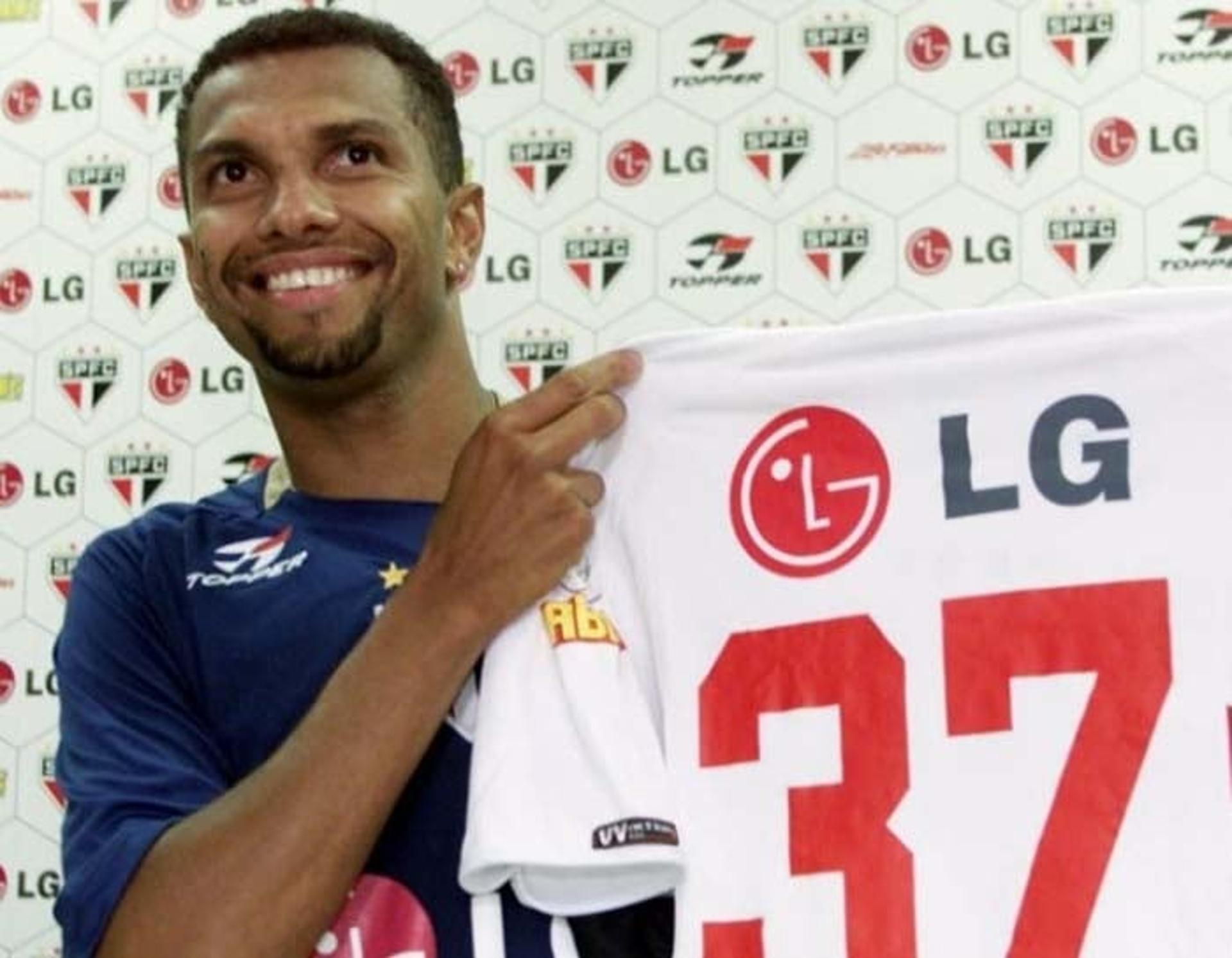 Amoroso apresentado com a camisa 37 no São Paulo