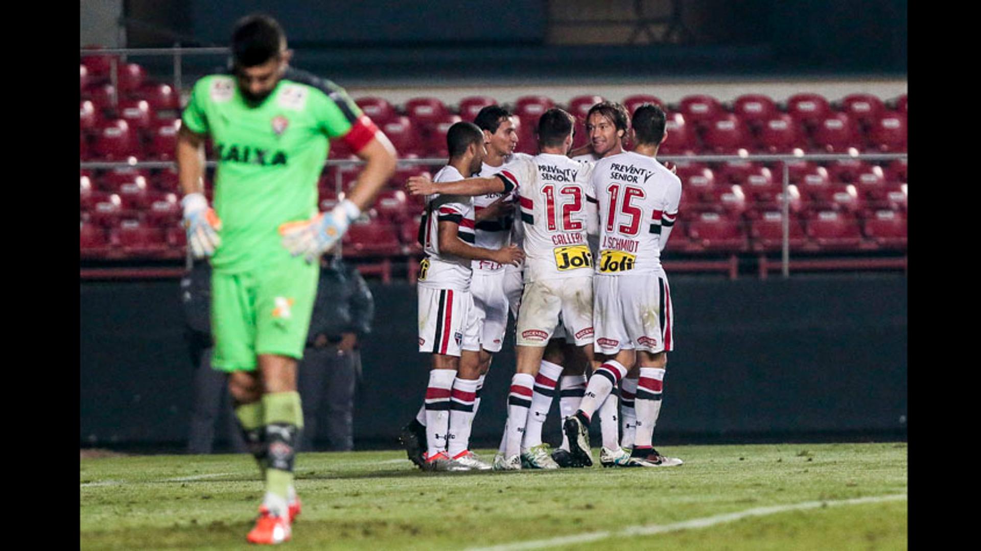 O São Paulo bateu o Vitória por 2 a 1 no Morumbi e embolou a parte de cima da classificação