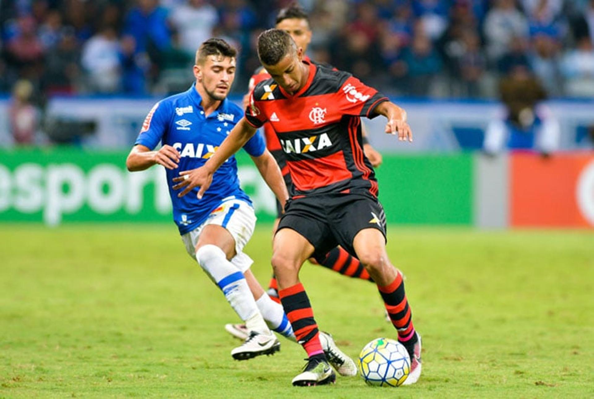 No primeiro turno, vitória rubro-negra no Mineirão por 1x0, com gol do estreante Réver