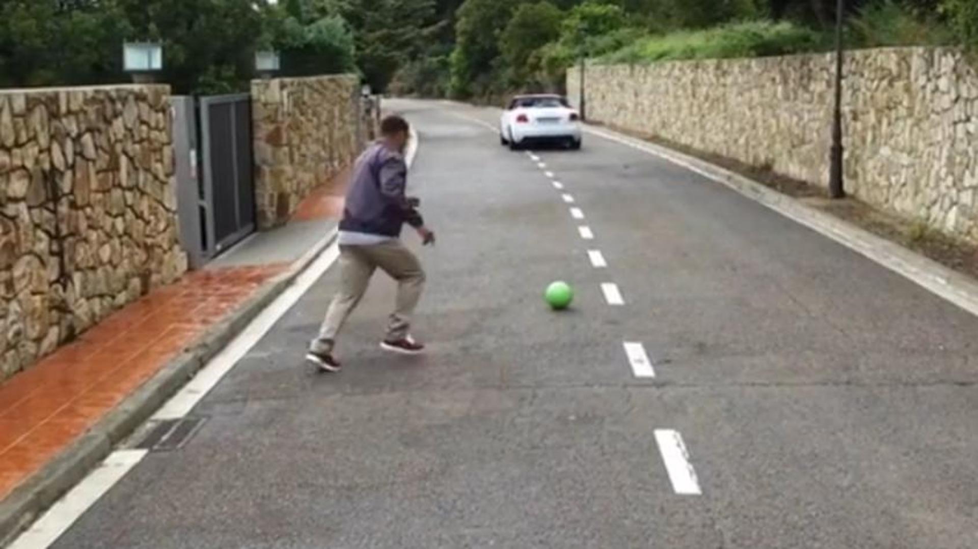 Ronaldo chuta de longe e acerta bola em carro em movimento