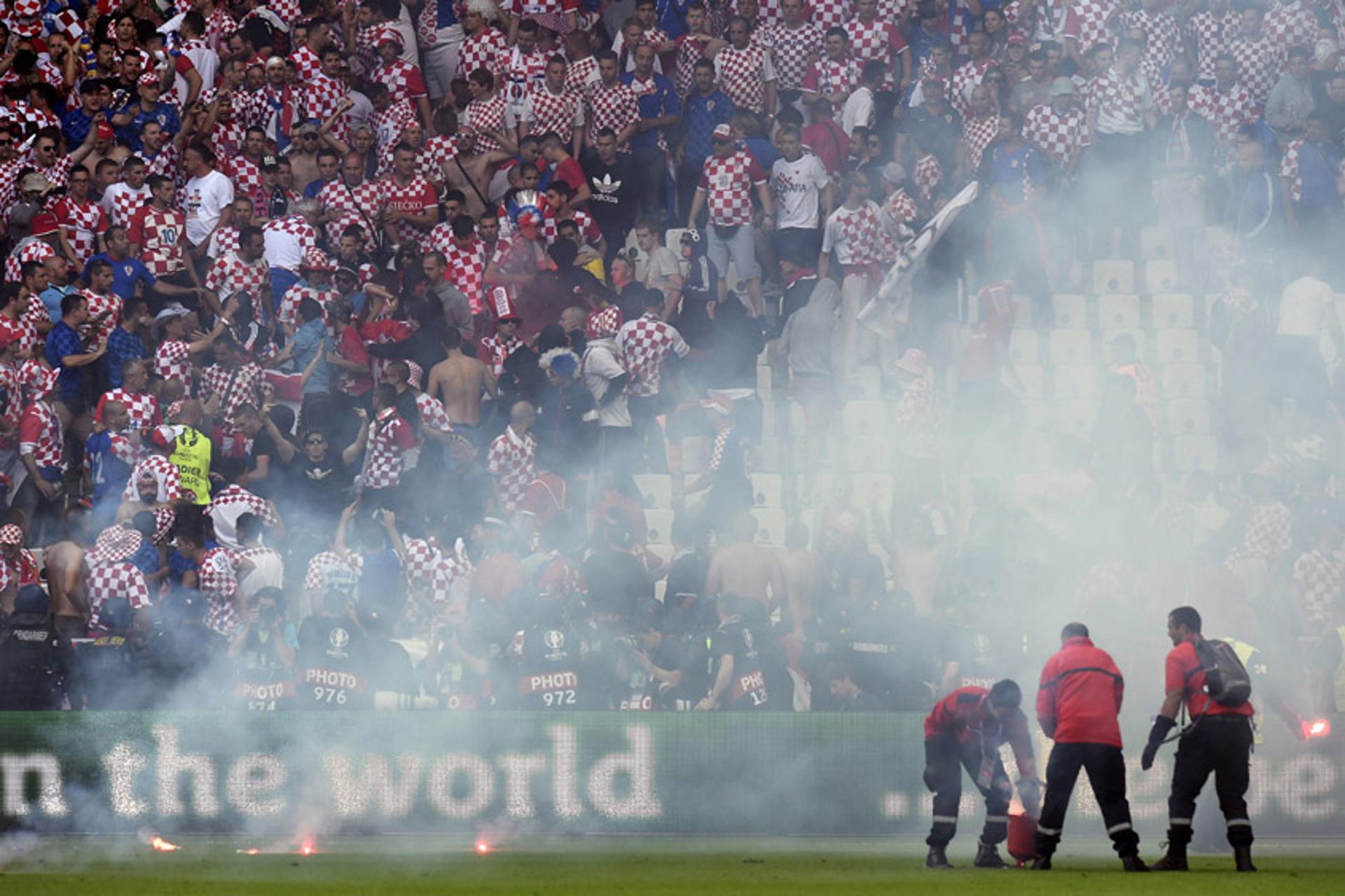 Incidentes com sinalizadores no jogo República Tcheca x Croácia