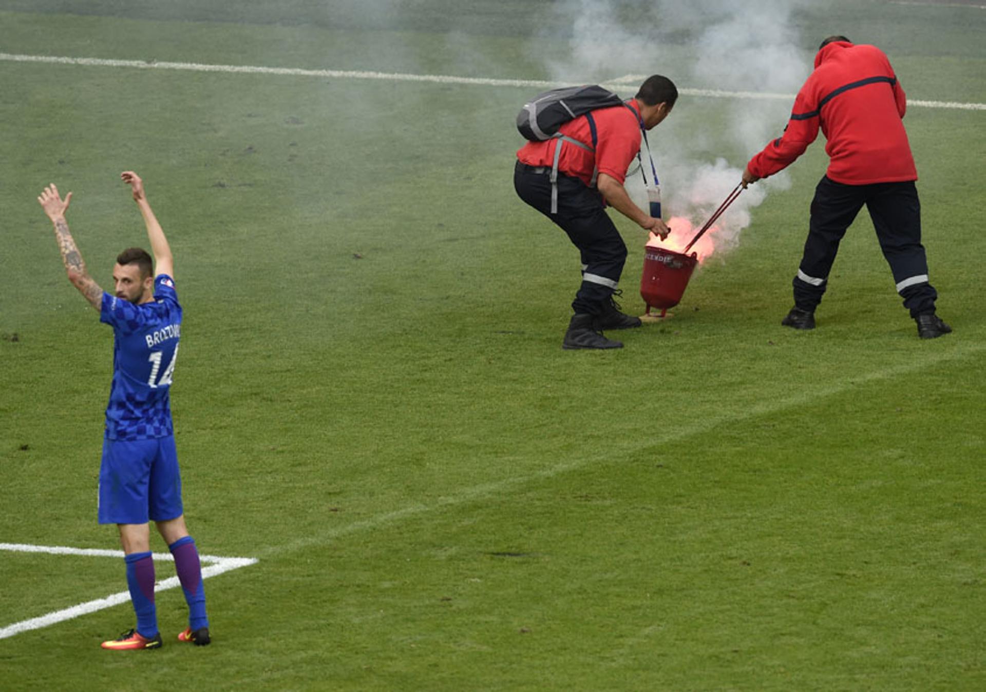 Incidentes com sinalizadores no jogo República Tcheca x Croácia