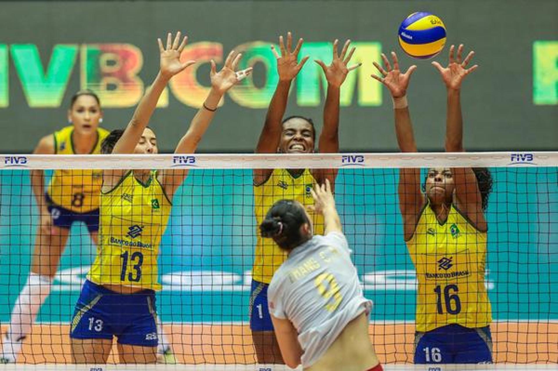 Bloqueio do Brasil  durante jogo contra a China (Foto: Divulgação/FIVB)