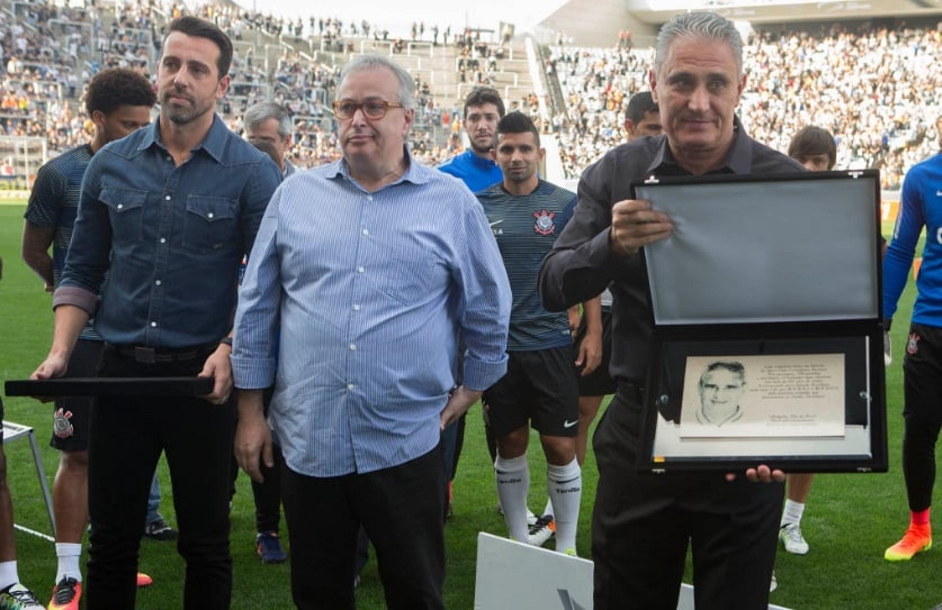 Edu Gaspar e Tite foram homenageados (Foto: reprodução/Twitter do Corinthians)