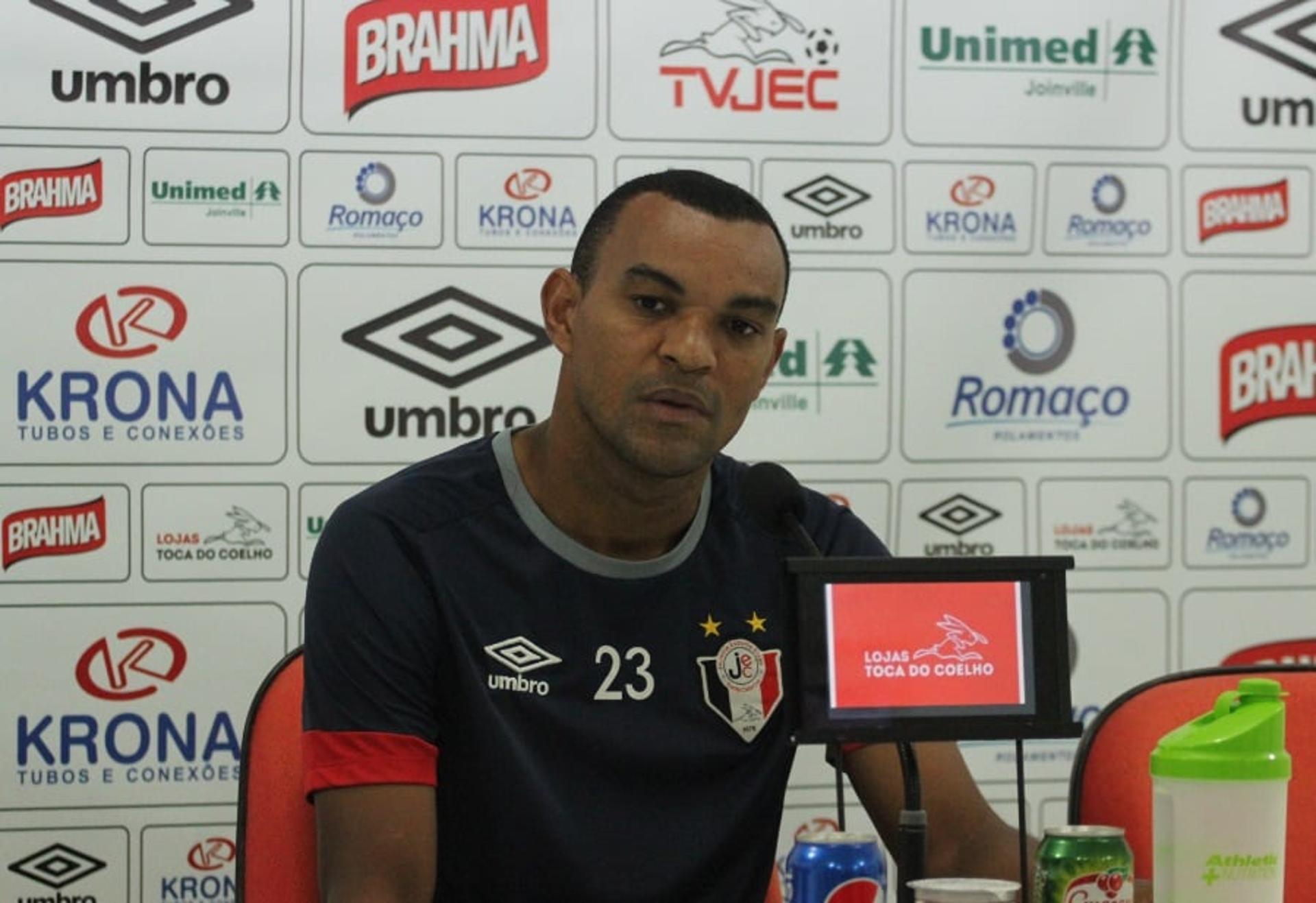 Volante ​Diones durante coletiva do Joinville (Foto: Divulgação / Joinville)