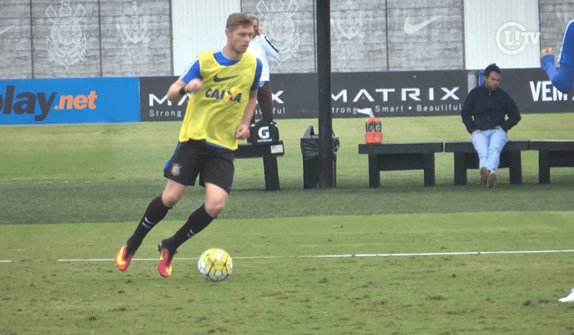 Marlone faz golaço em treino do Corinthians