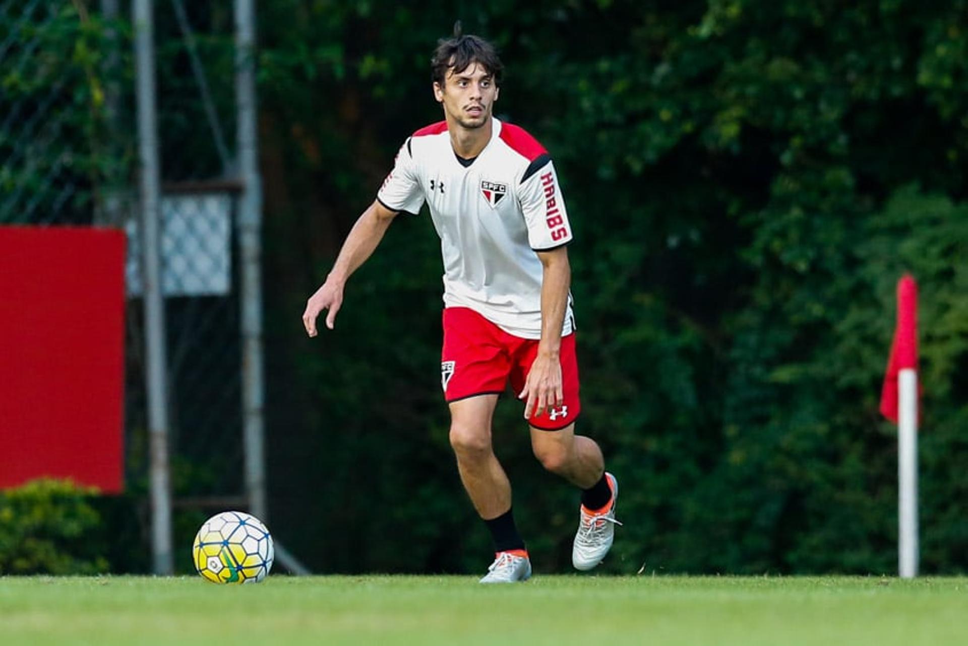 Rodrigo Caio é titular do São Paulo e um dos líderes do elenco