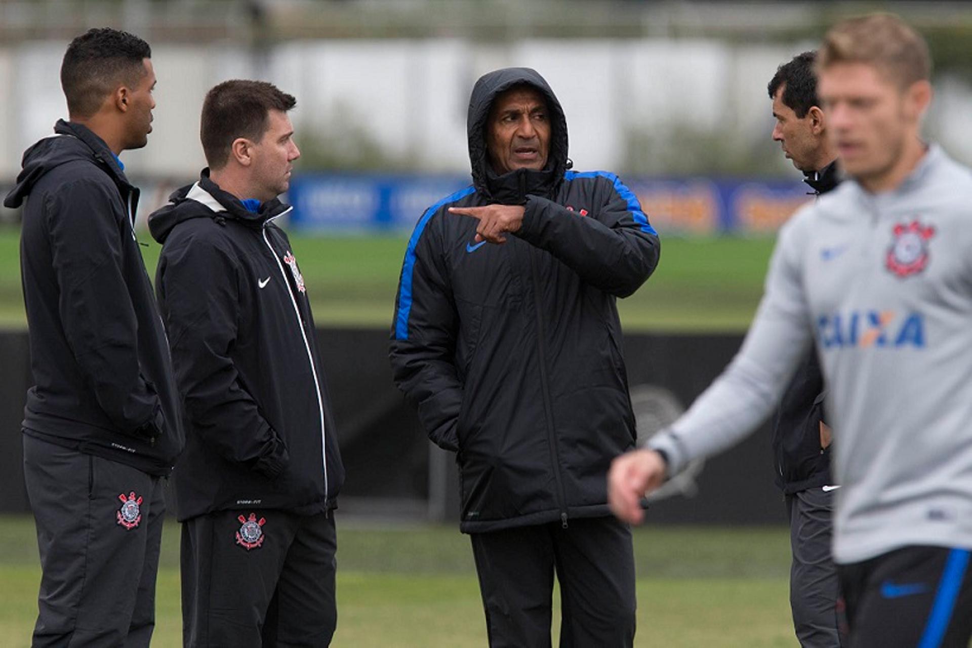 Cristóvão Borges e membros da comissão técnica do Corinthians (Foto: Daniel Augusto Jr)