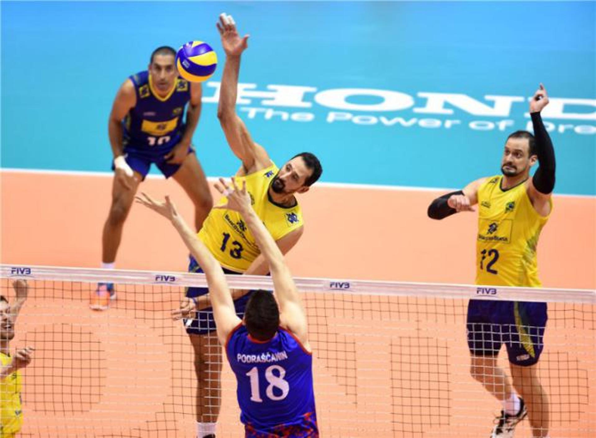 Maurício Souza no ataque em Belgrado (Divulgação FIVB)