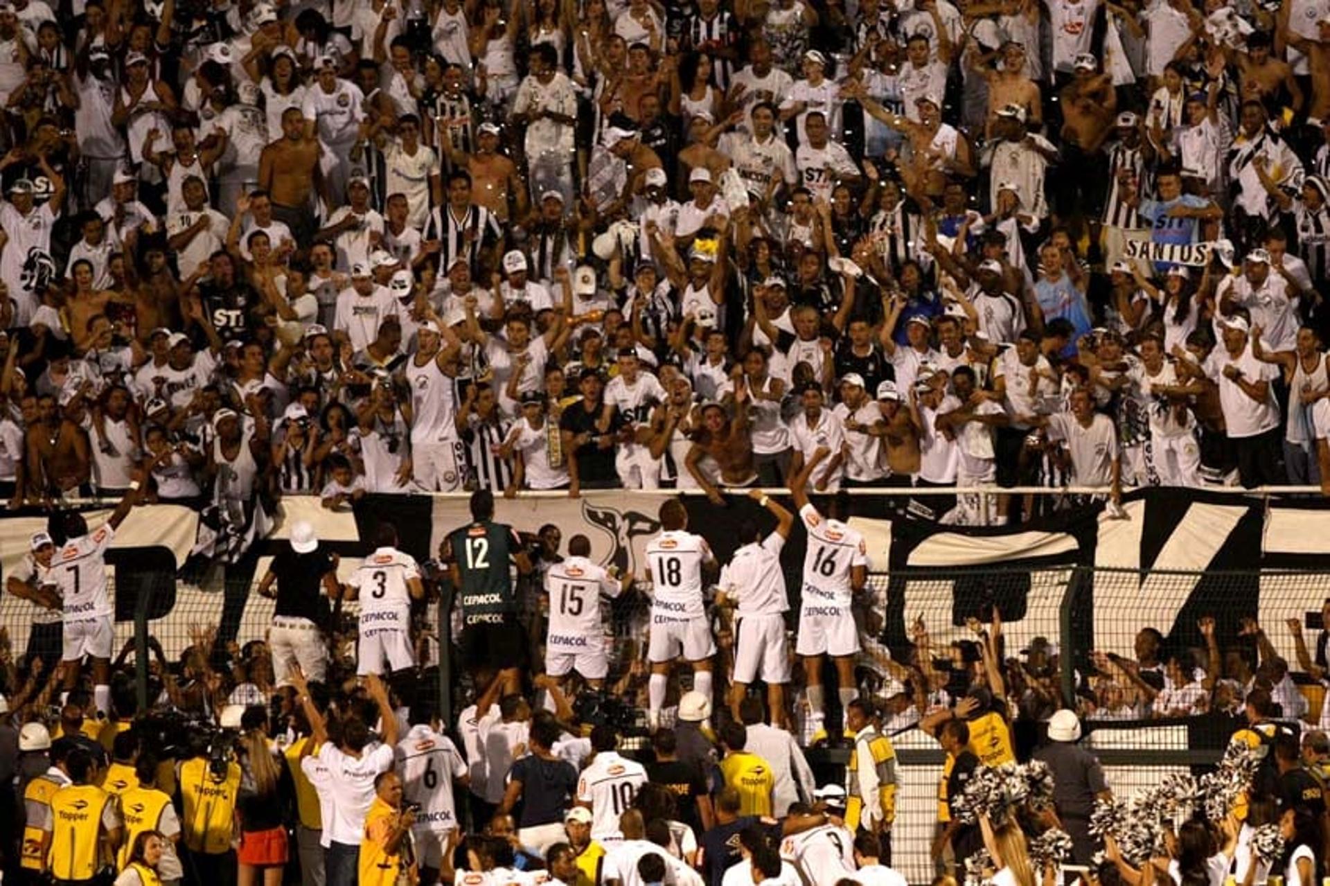 Jogadores do Santos comemoram com a torcida o título paulista de 2010, no Pacaembu&nbsp;