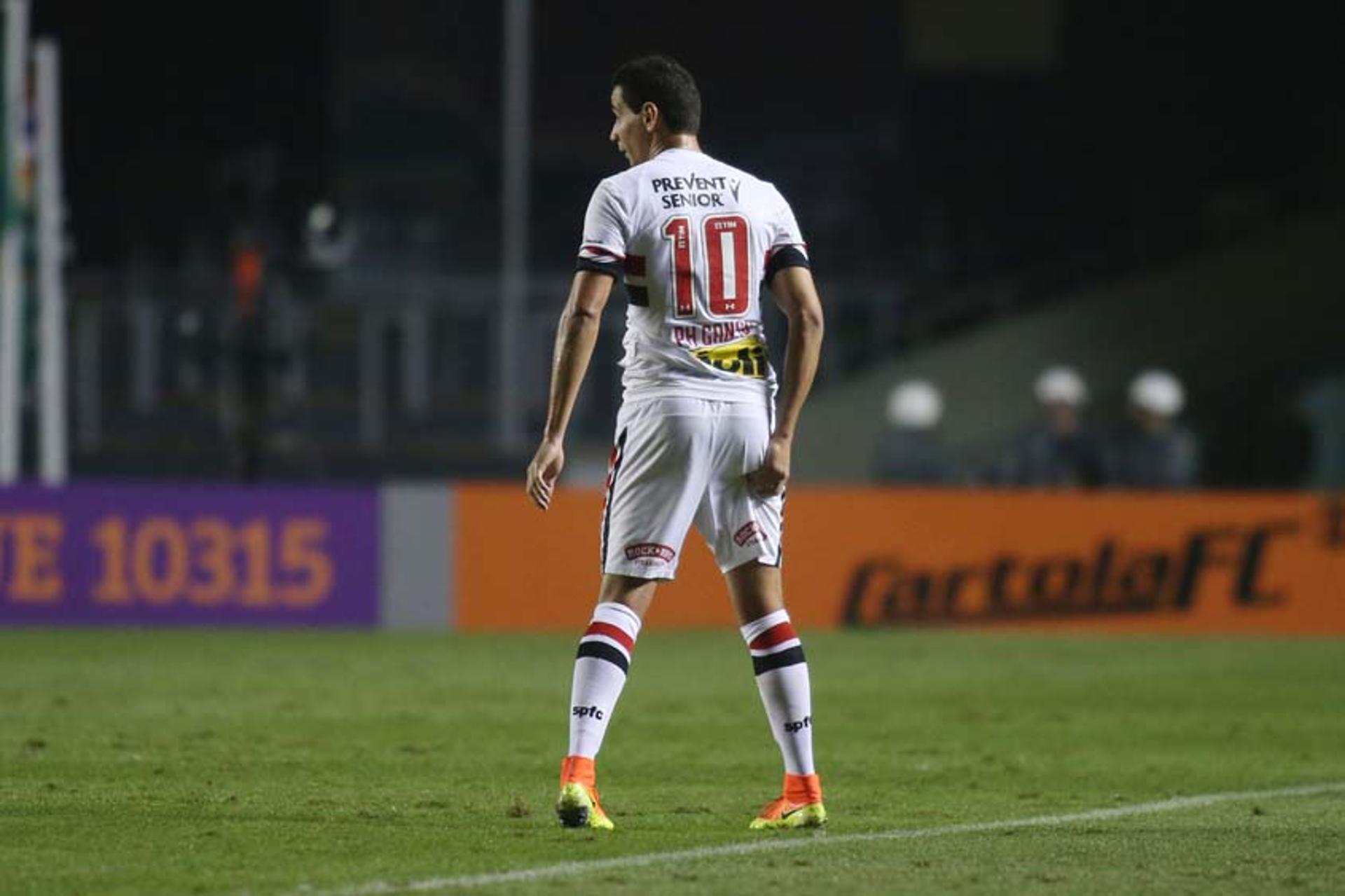 Ganso põe a mão na coxa direita, machucada no duelo contra o Fluminense