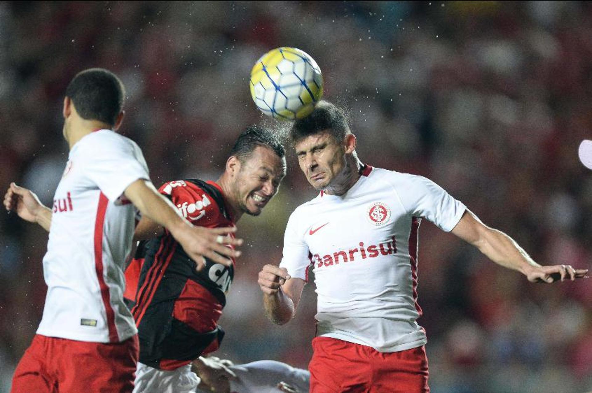 Inter e Flamengo se enfrentam neste domingo brigando por objetivos dferentes. No 1º turno, vitória rubro-negra em Cariacica