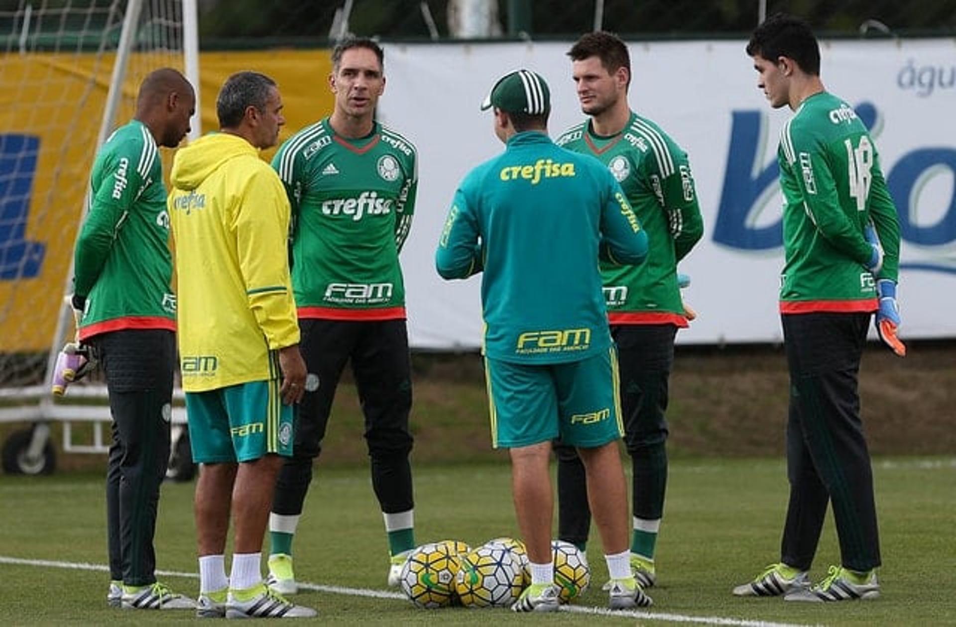 Goleiros conversam com Oscar Rodríguez e Danilo (de costas)