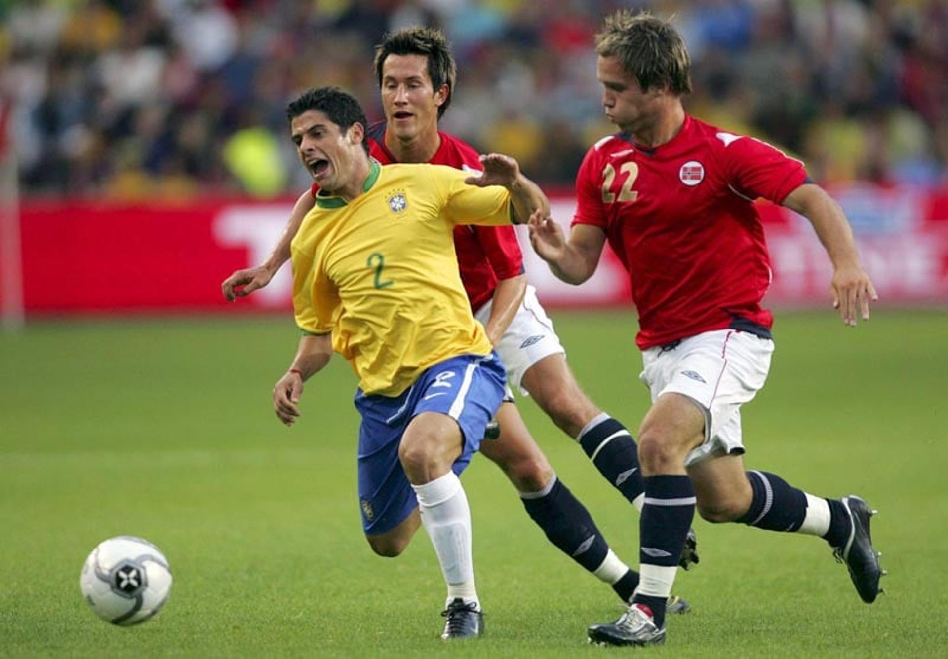 Cicinho em ação pelo Brasil contra a Noruega &nbsp;em 2006