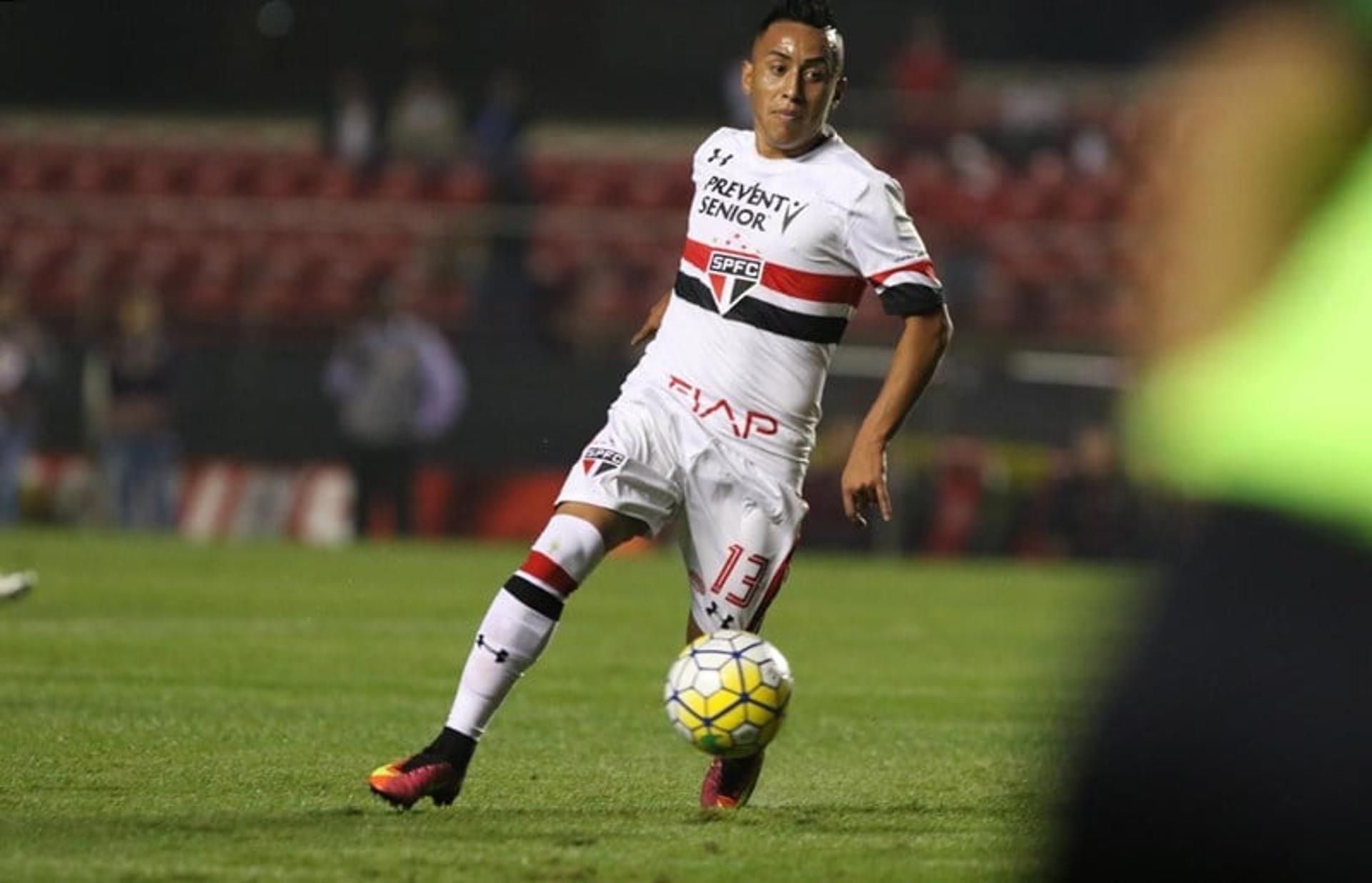 Cueva acertou 36 dos 42 passes que arriscou contra o Fluminense