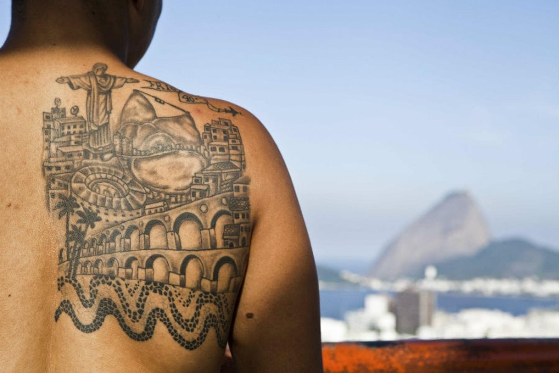 Tatuagem com diversos pontos turísticos do Rio. Entre eles, o Maracanã