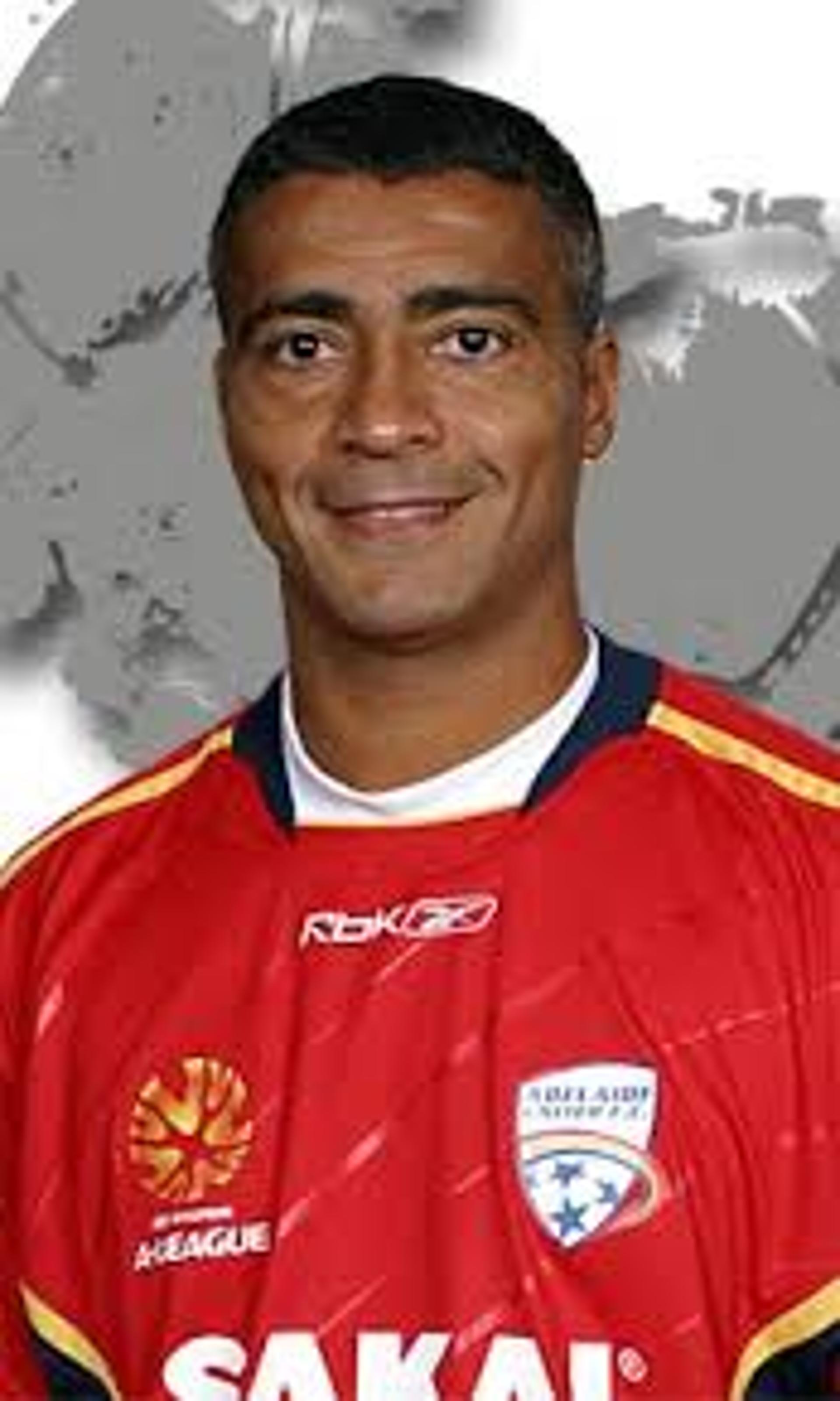 Romário com a camisa do Adelaide United, da Austrália