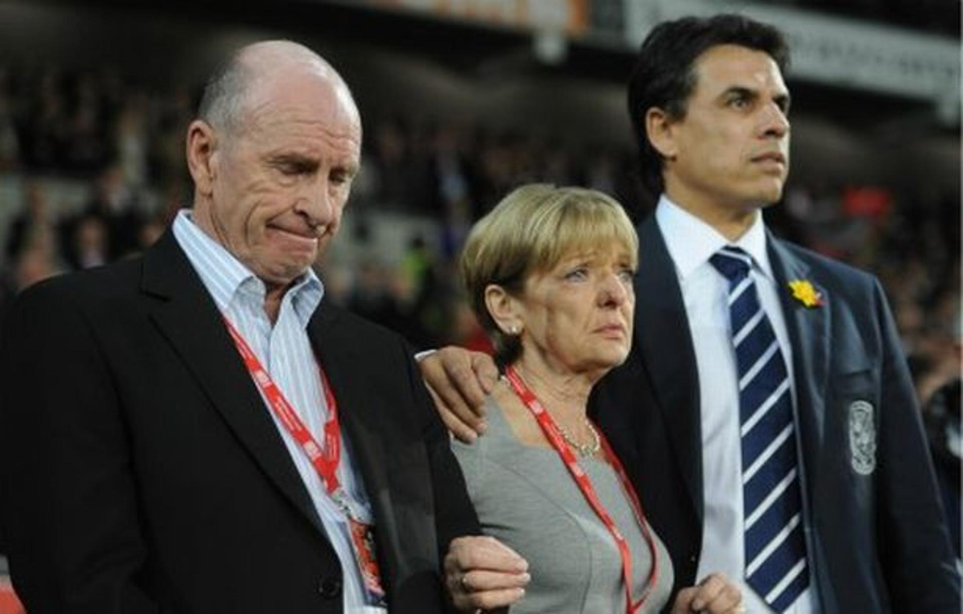 Chris Coleman e os pais de Gary Speed antes de jogo de País de Gales nas Eliminatórias para a Eurocopa