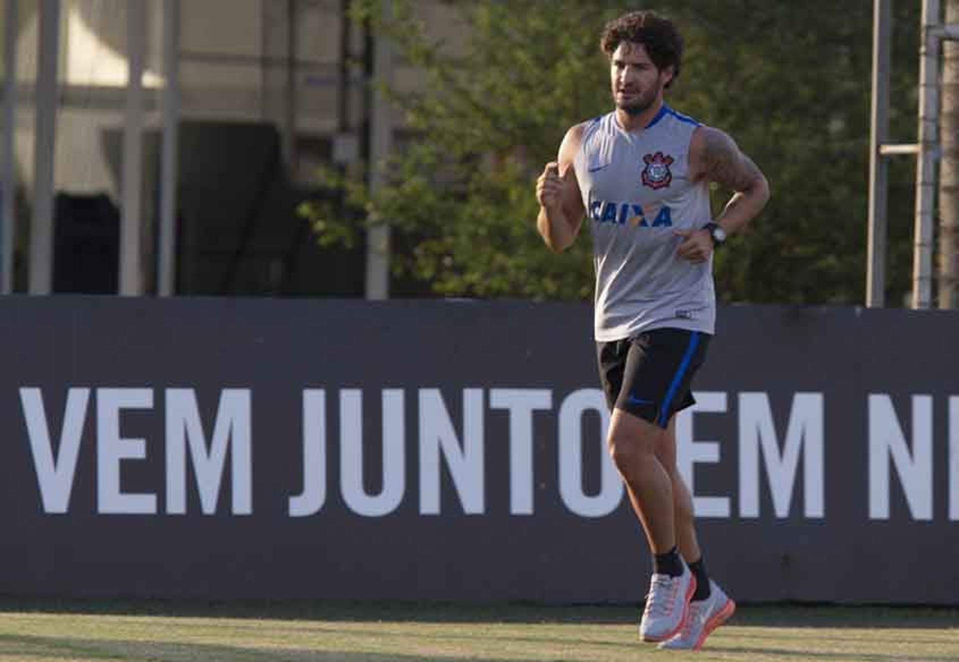 Pato tem contrato com Corinthians até dezembro