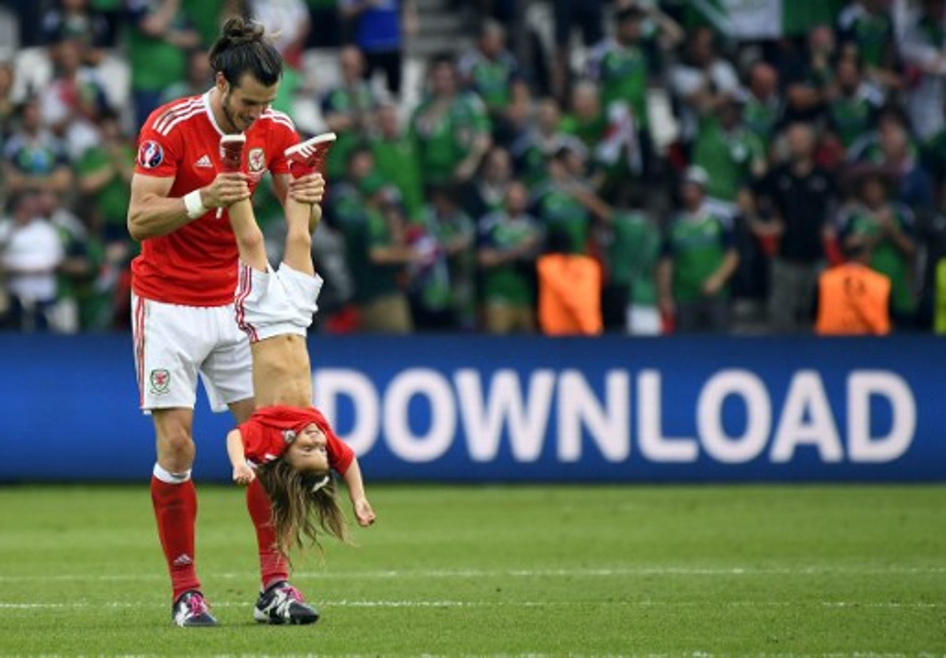 Bale com sua filha - País de Gales x Irlanda do Norte