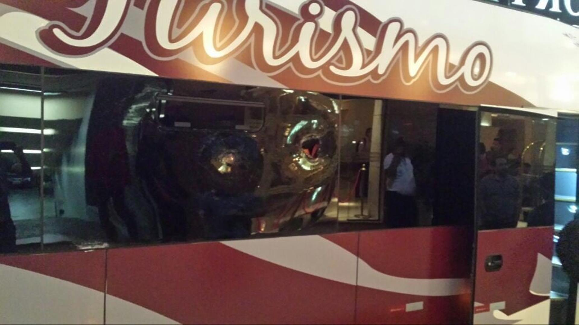 Ônibus do Fluminense foi depredado na saída das Laranjeiras (Foto: Reprodução/Internet)